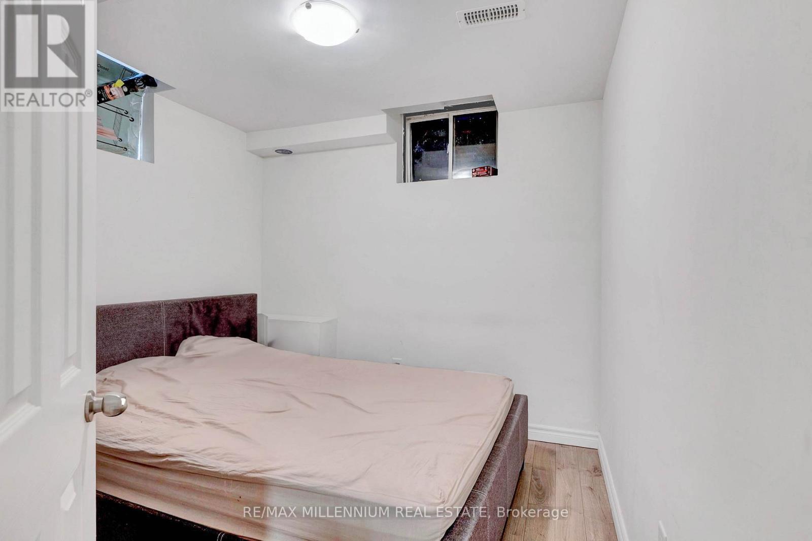 10 Mainland Crescent E, Vaughan, Ontario  L6A 3G3 - Photo 32 - N12438359