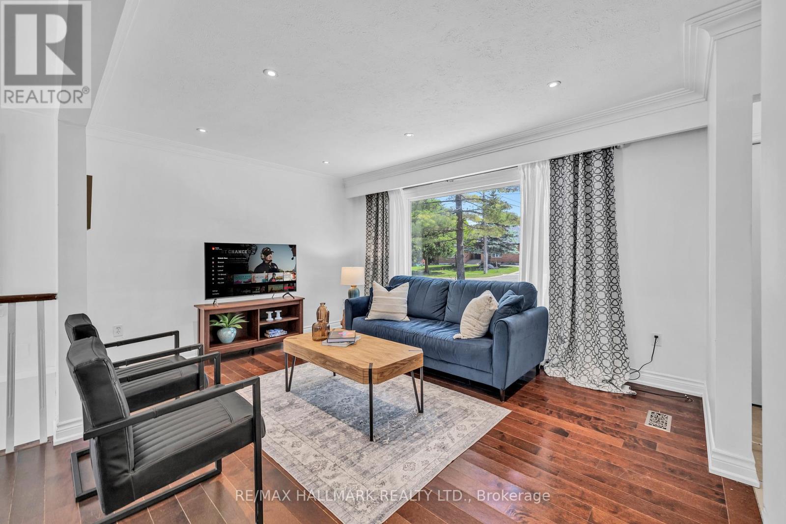 36 Farr Avenue, East Gwillimbury, Ontario  L0G 1V0 - Photo 3 - N12438422