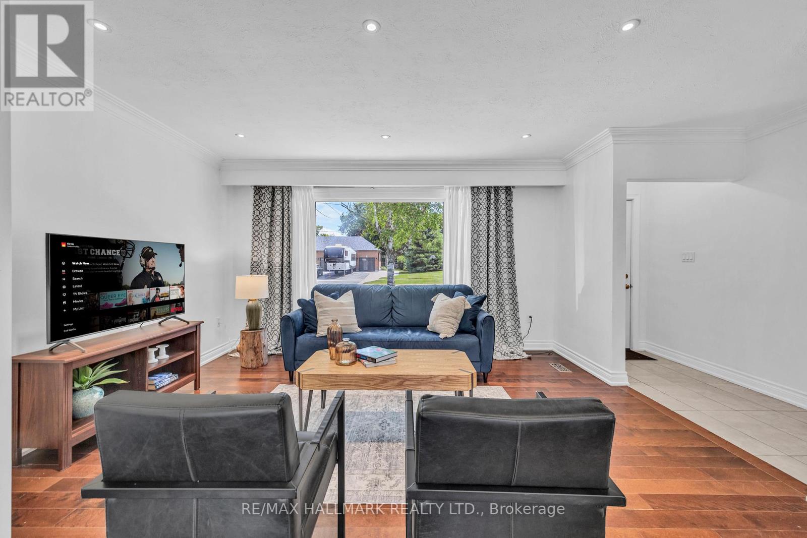 36 Farr Avenue, East Gwillimbury, Ontario  L0G 1V0 - Photo 5 - N12438422