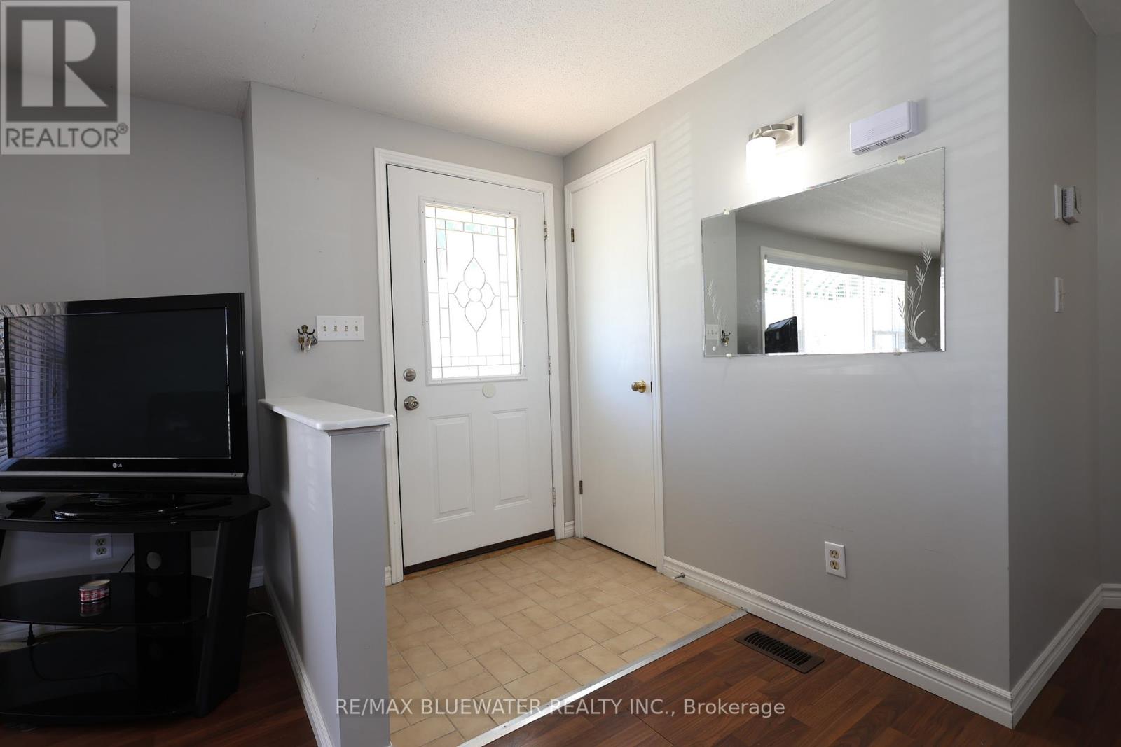 313 Pinetree Lane, South Huron, Ontario  N0M 1T0 - Photo 11 - X12438424