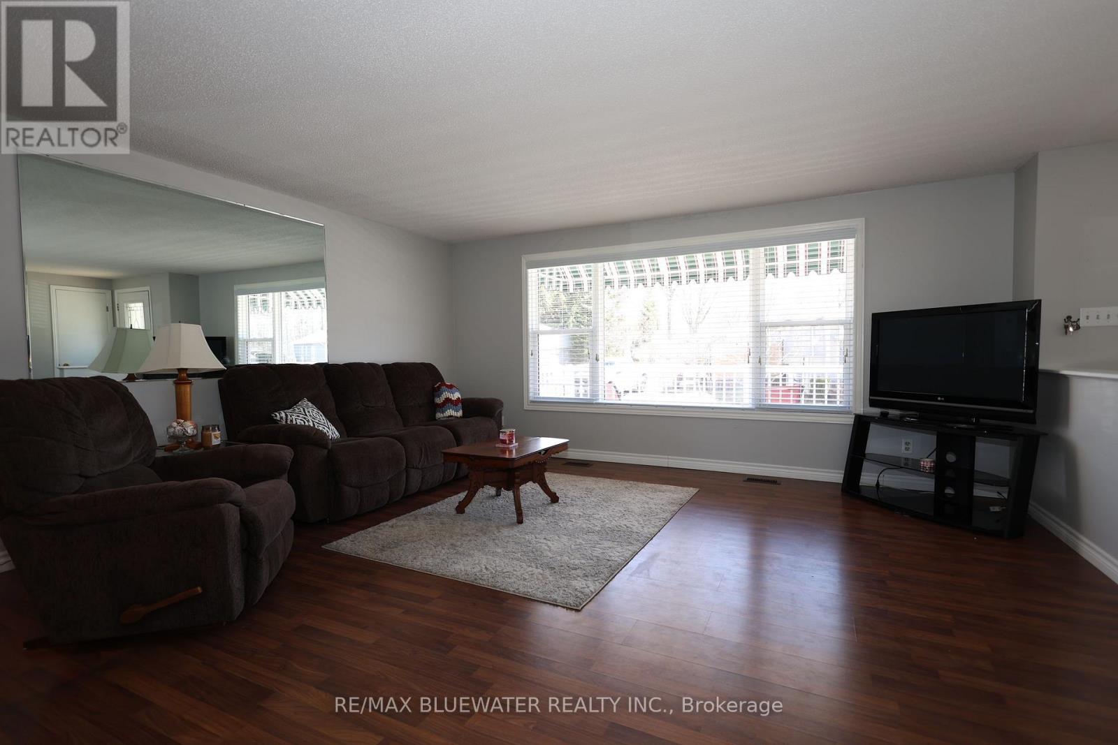 313 Pinetree Lane, South Huron, Ontario  N0M 1T0 - Photo 12 - X12438424