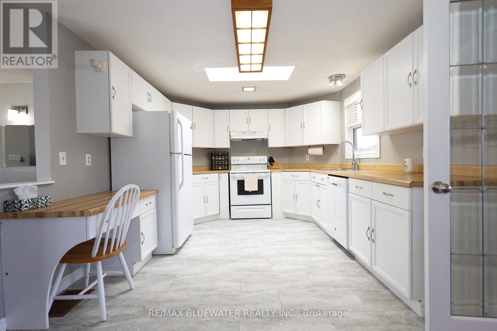 313 Pinetree Lane, South Huron, Ontario  N0M 1T0 - Photo 17 - X12438424