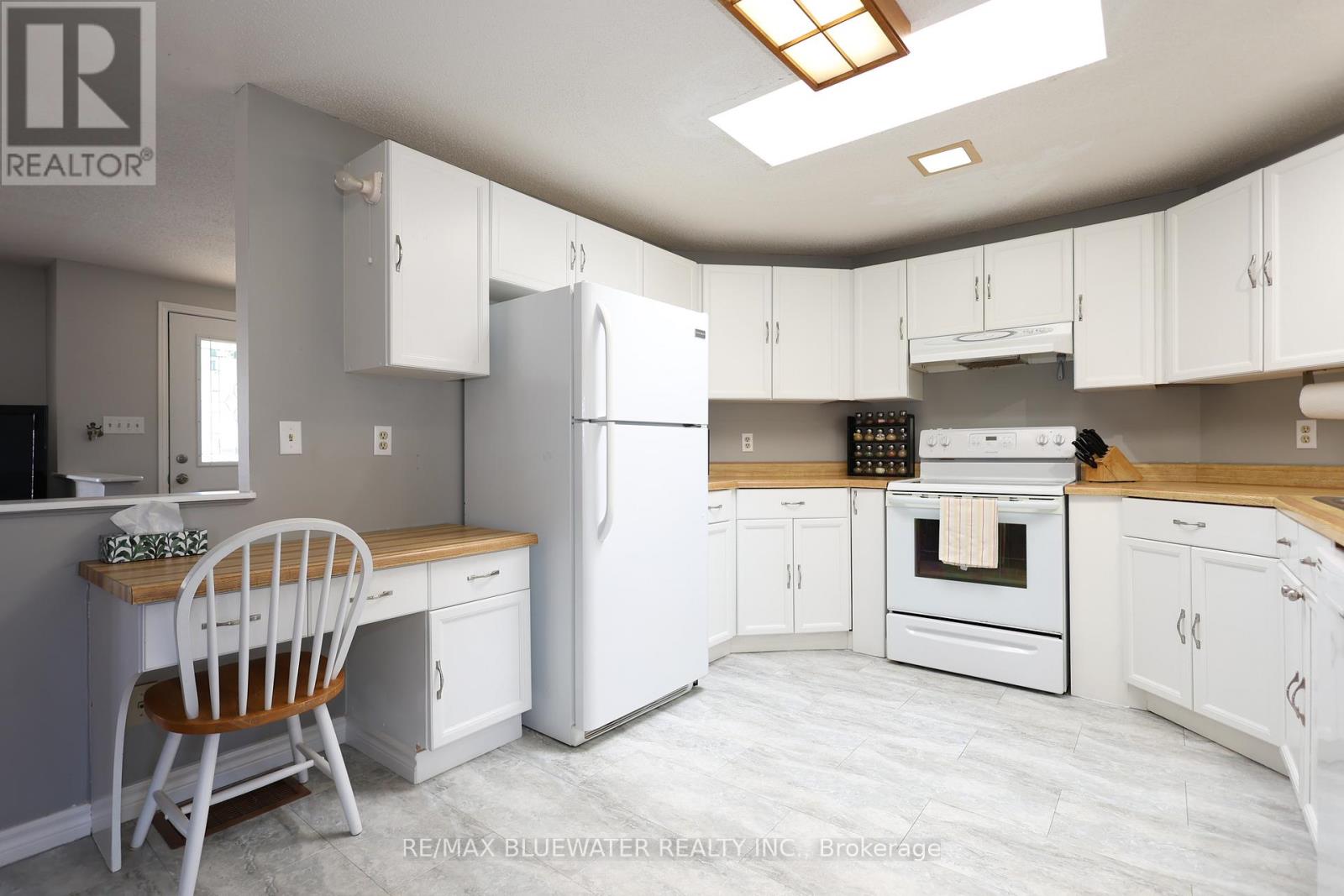 313 Pinetree Lane, South Huron, Ontario  N0M 1T0 - Photo 18 - X12438424