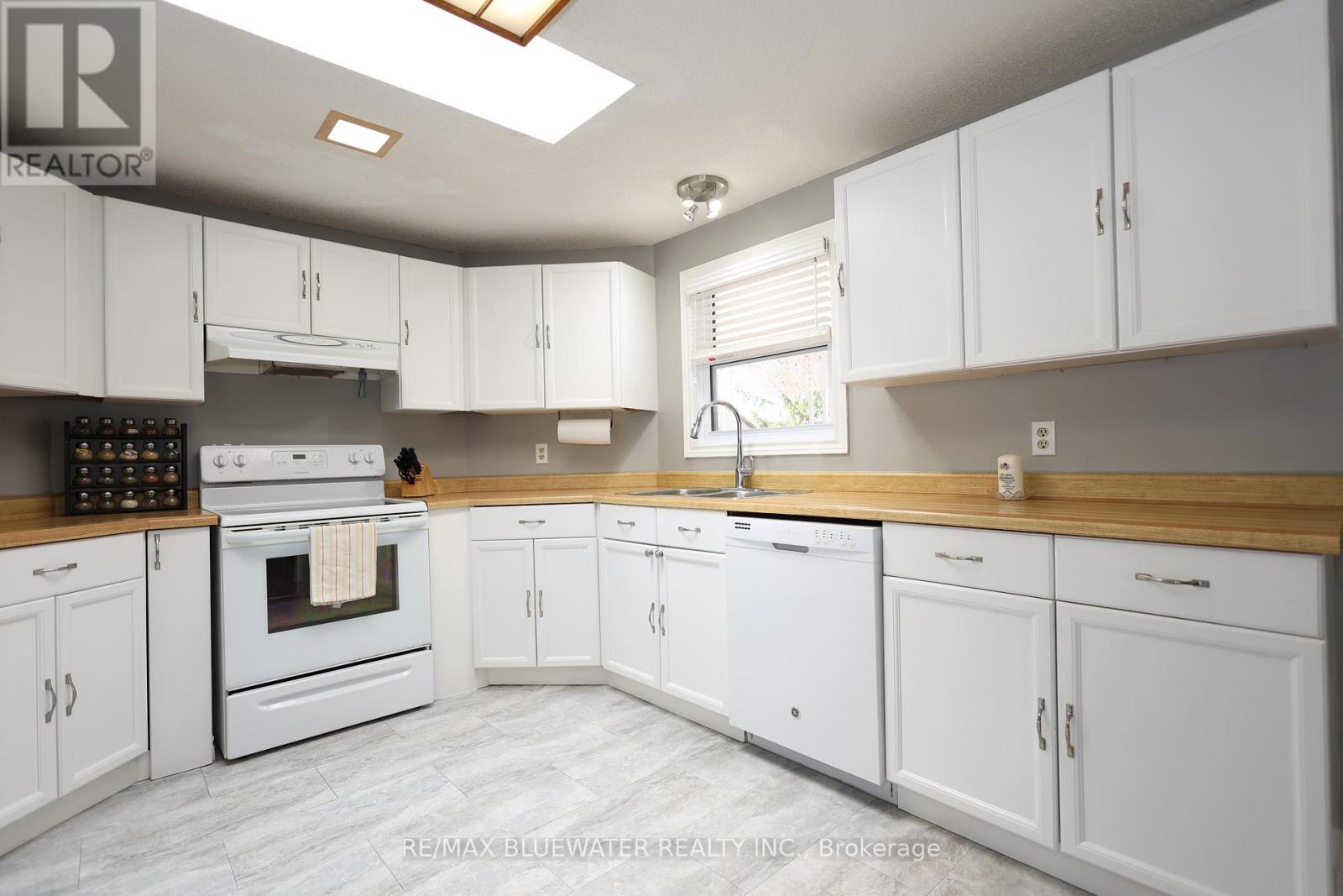 313 Pinetree Lane, South Huron, Ontario  N0M 1T0 - Photo 19 - X12438424