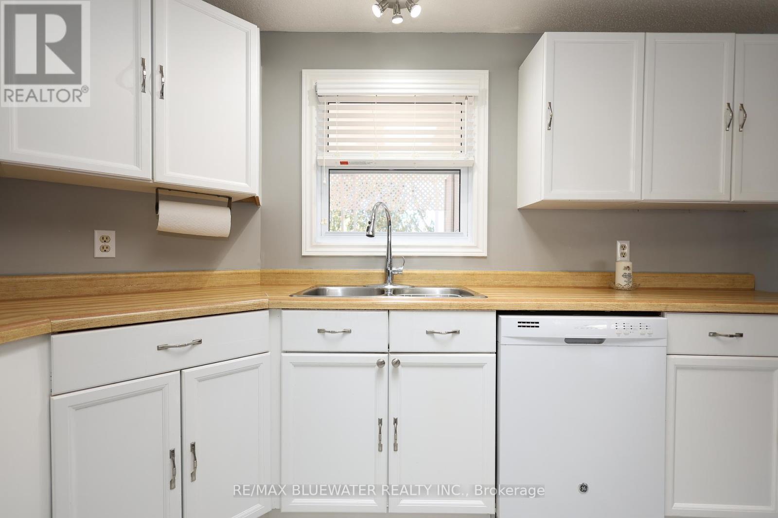 313 Pinetree Lane, South Huron, Ontario  N0M 1T0 - Photo 20 - X12438424