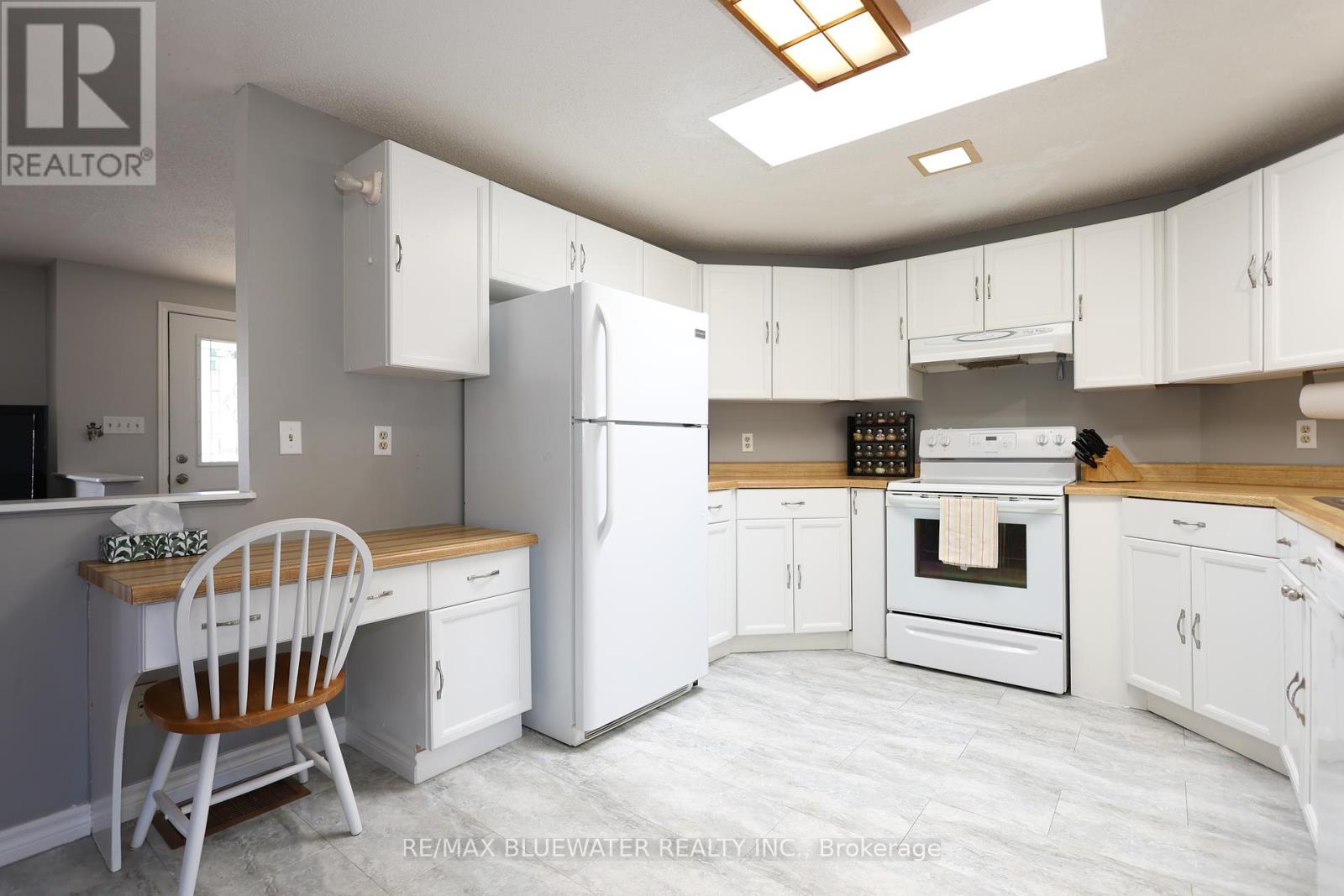 313 Pinetree Lane, South Huron, Ontario  N0M 1T0 - Photo 4 - X12438424