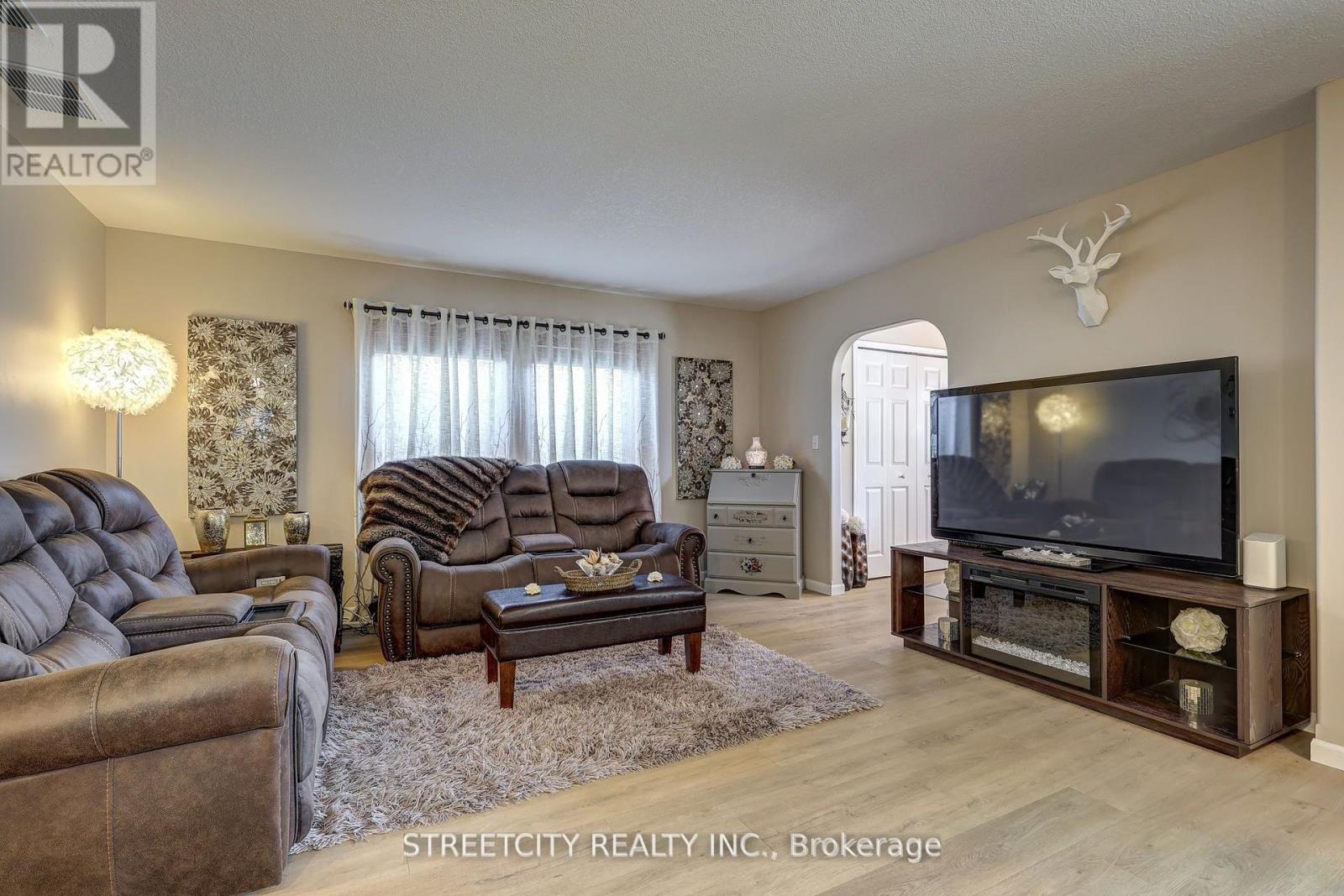 481 Richard Crescent, Strathroy-Caradoc, Ontario  N7G 3P4 - Photo 6 - X12438453