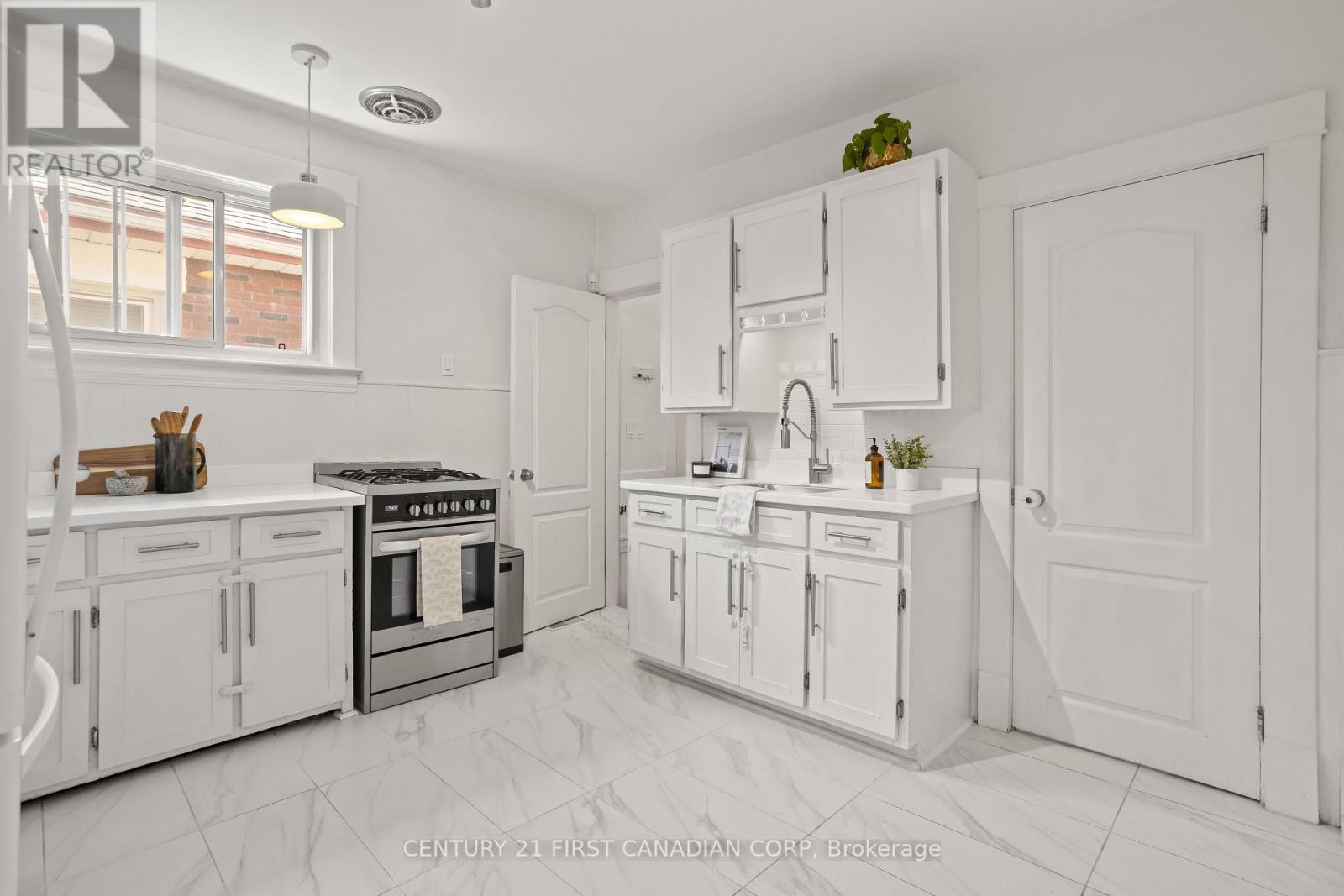 872 Lovett Street, London East, Ontario  N5Z 1N5 - Photo 14 - X12438520