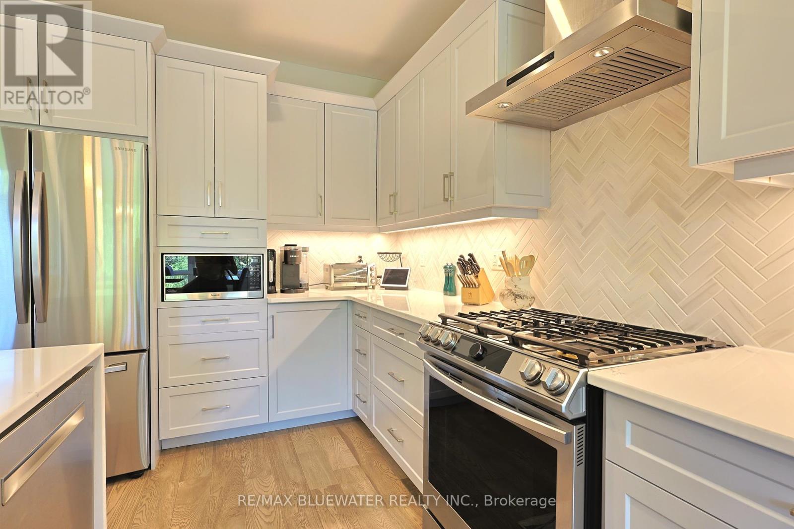 8437 Goosemarsh Line, Lambton Shores, Ontario  N0M 1T0 - Photo 23 - X12438534