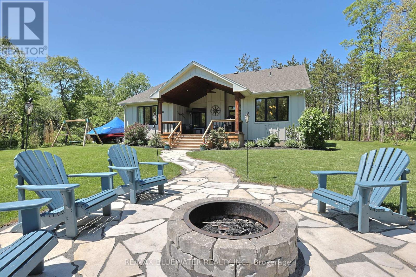 8437 Goosemarsh Line, Lambton Shores, Ontario  N0M 1T0 - Photo 3 - X12438534