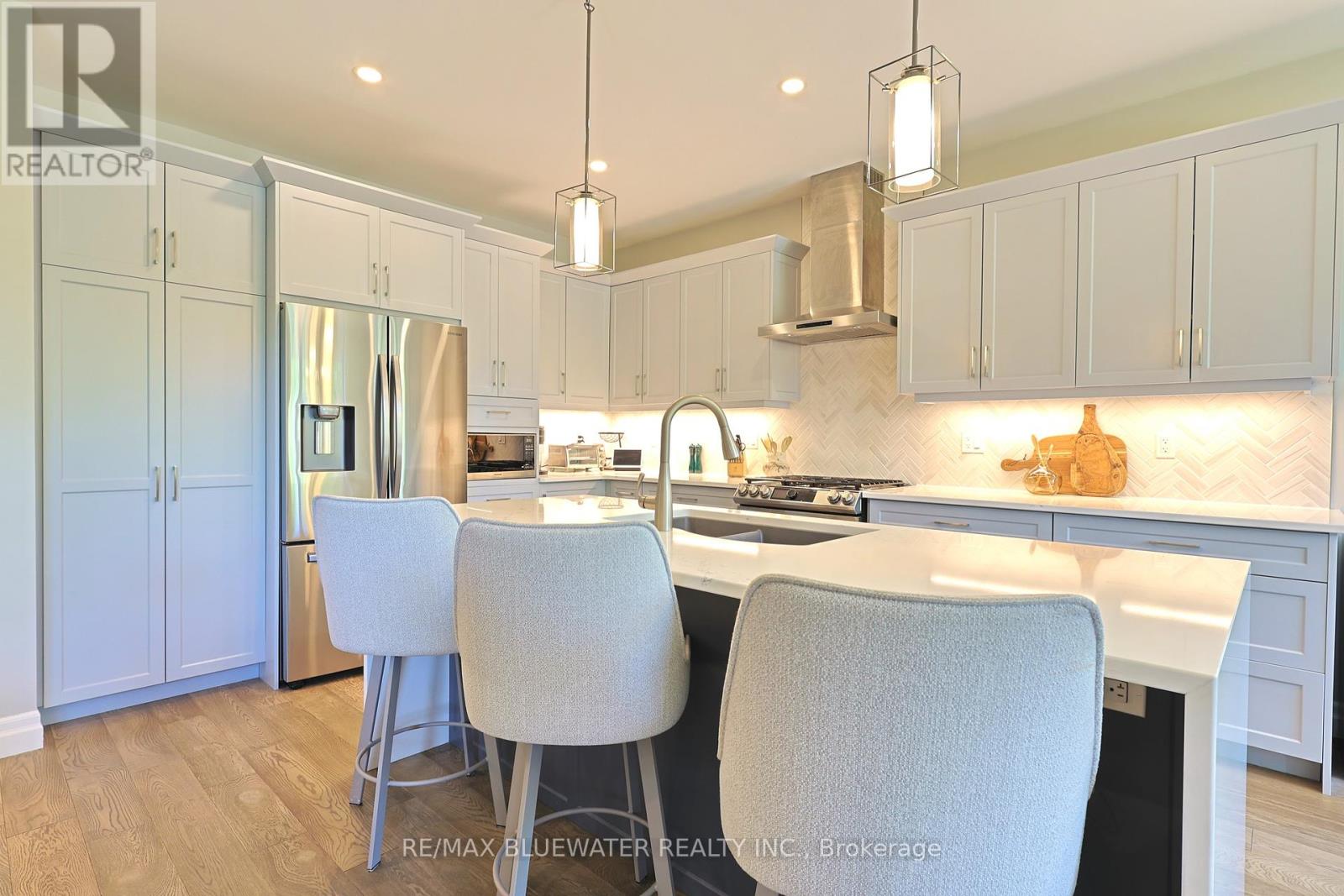8437 Goosemarsh Line, Lambton Shores, Ontario  N0M 1T0 - Photo 5 - X12438534