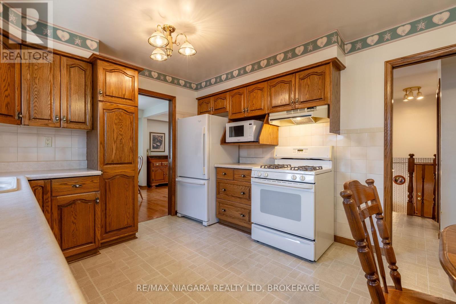 82 Westwood Crescent, Welland, Ontario  L3C 4R3 - Photo 9 - X12384262