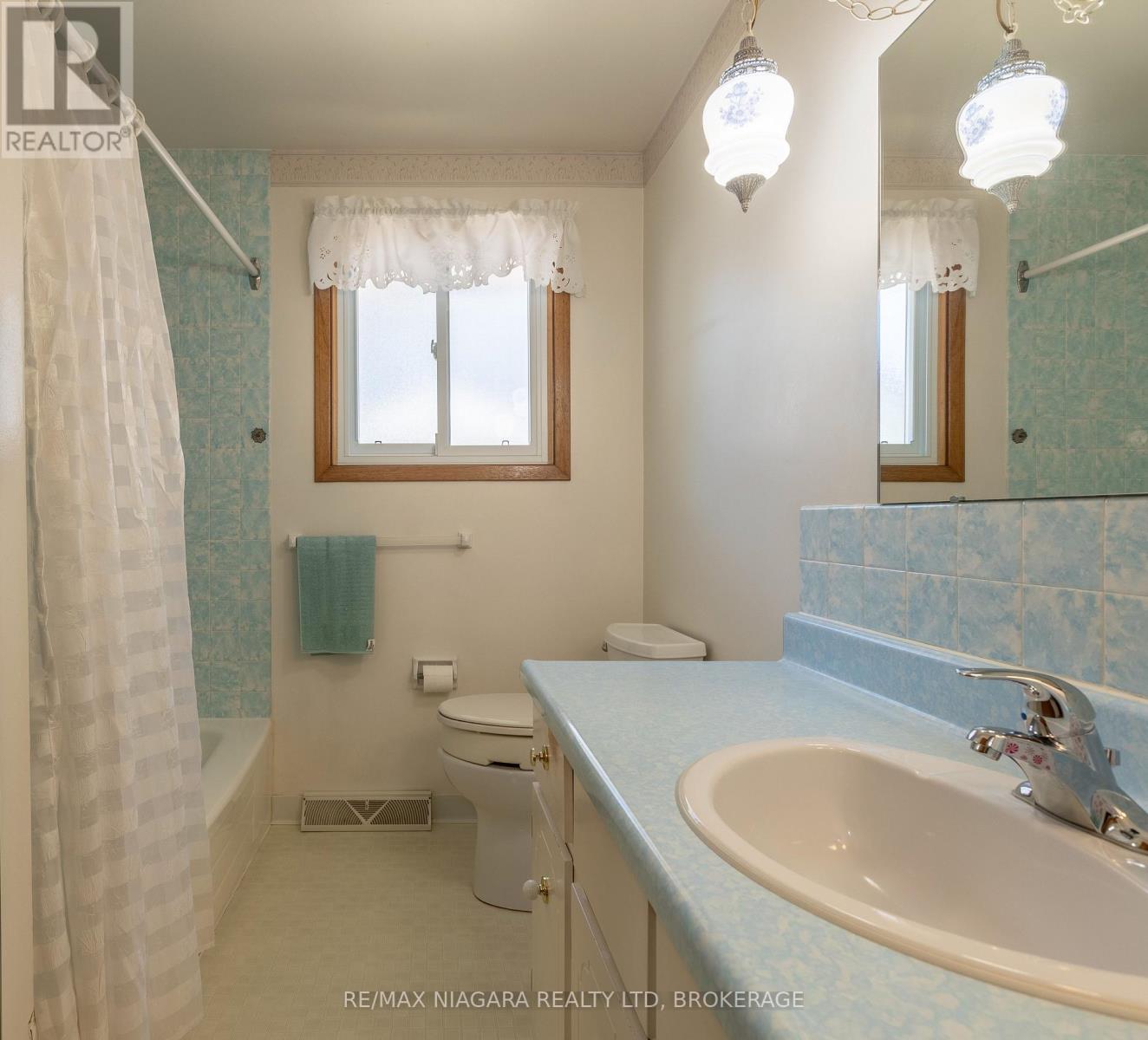 82 Westwood Crescent, Welland, Ontario  L3C 4R3 - Photo 13 - X12384262