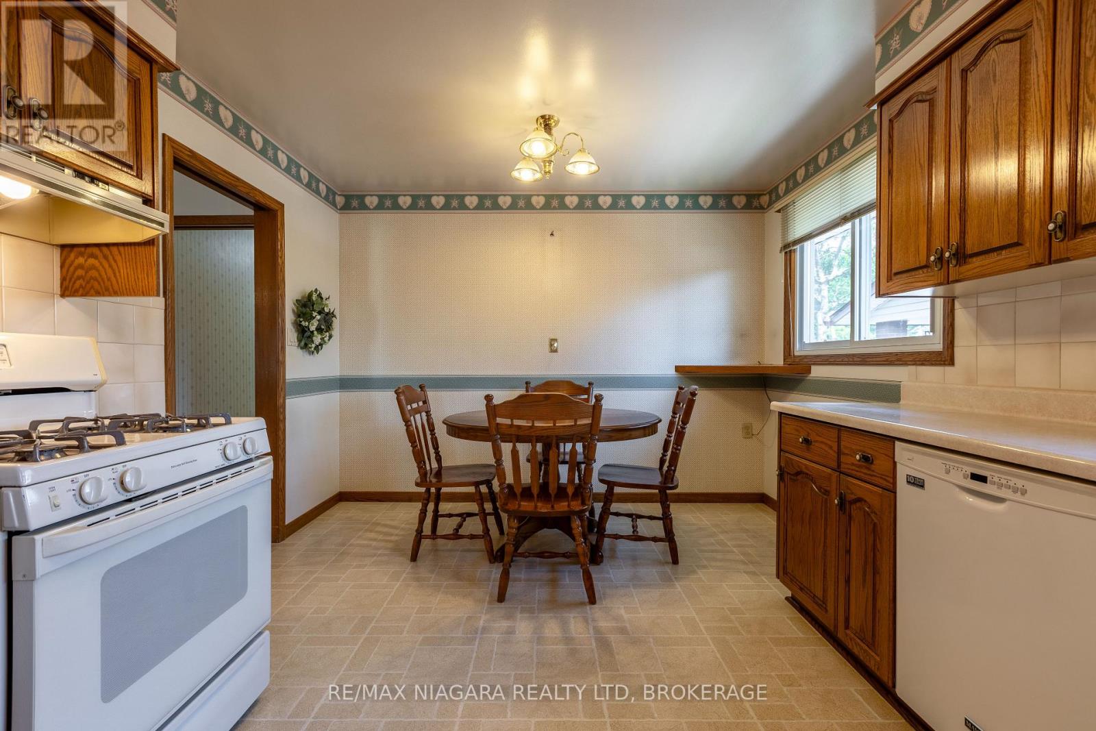 82 Westwood Crescent, Welland, Ontario  L3C 4R3 - Photo 10 - X12384262