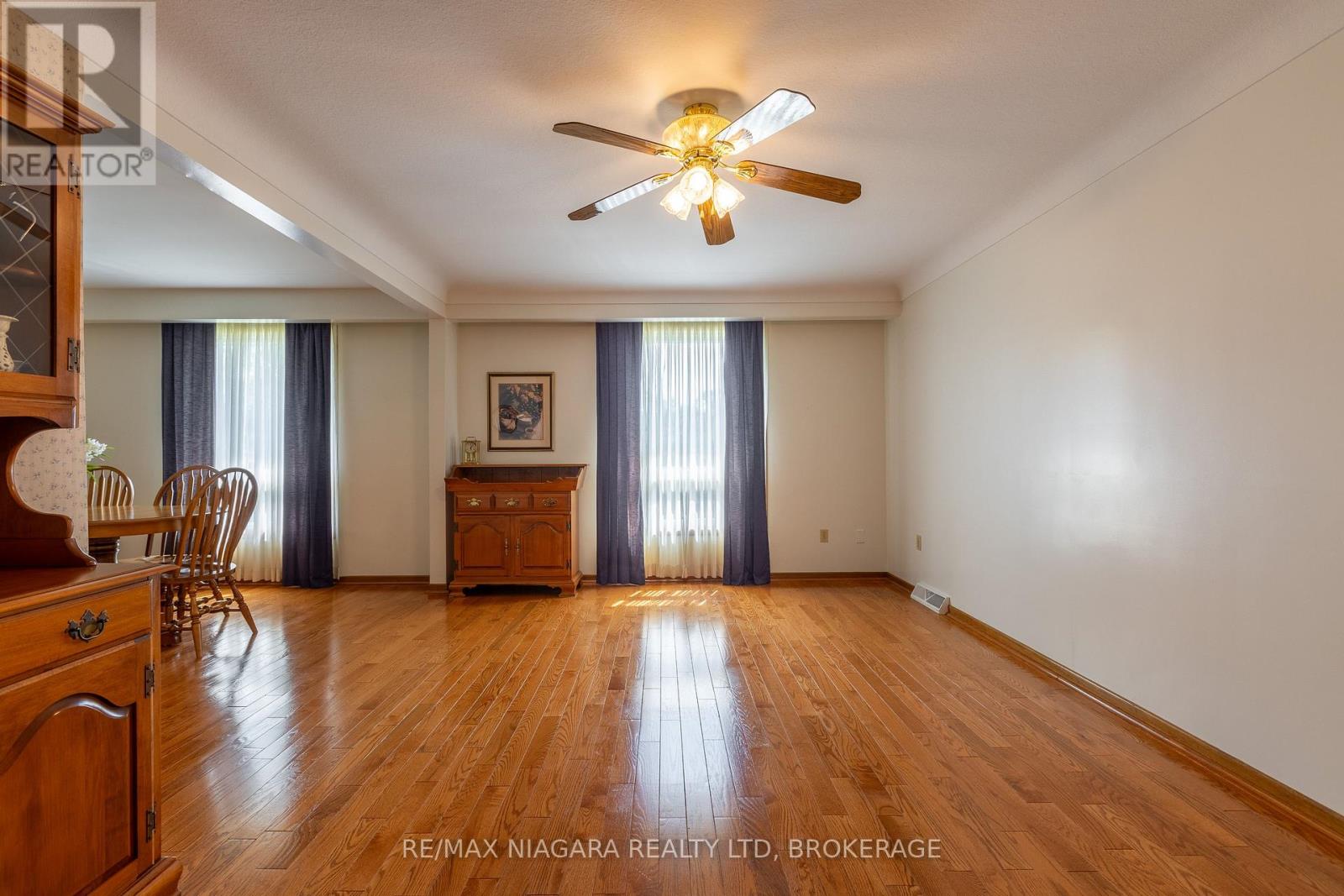 82 Westwood Crescent, Welland, Ontario  L3C 4R3 - Photo 4 - X12384262