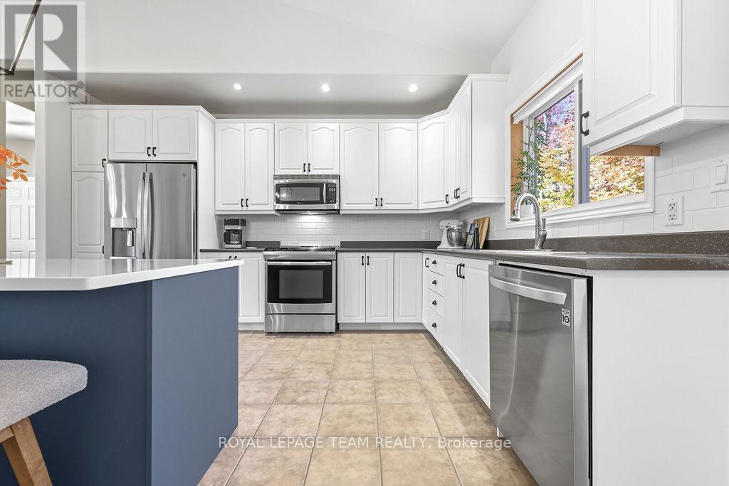 698 Barryvale Road, Greater Madawaska, Ontario  K0J 1H0 - Photo 13 - X12438433