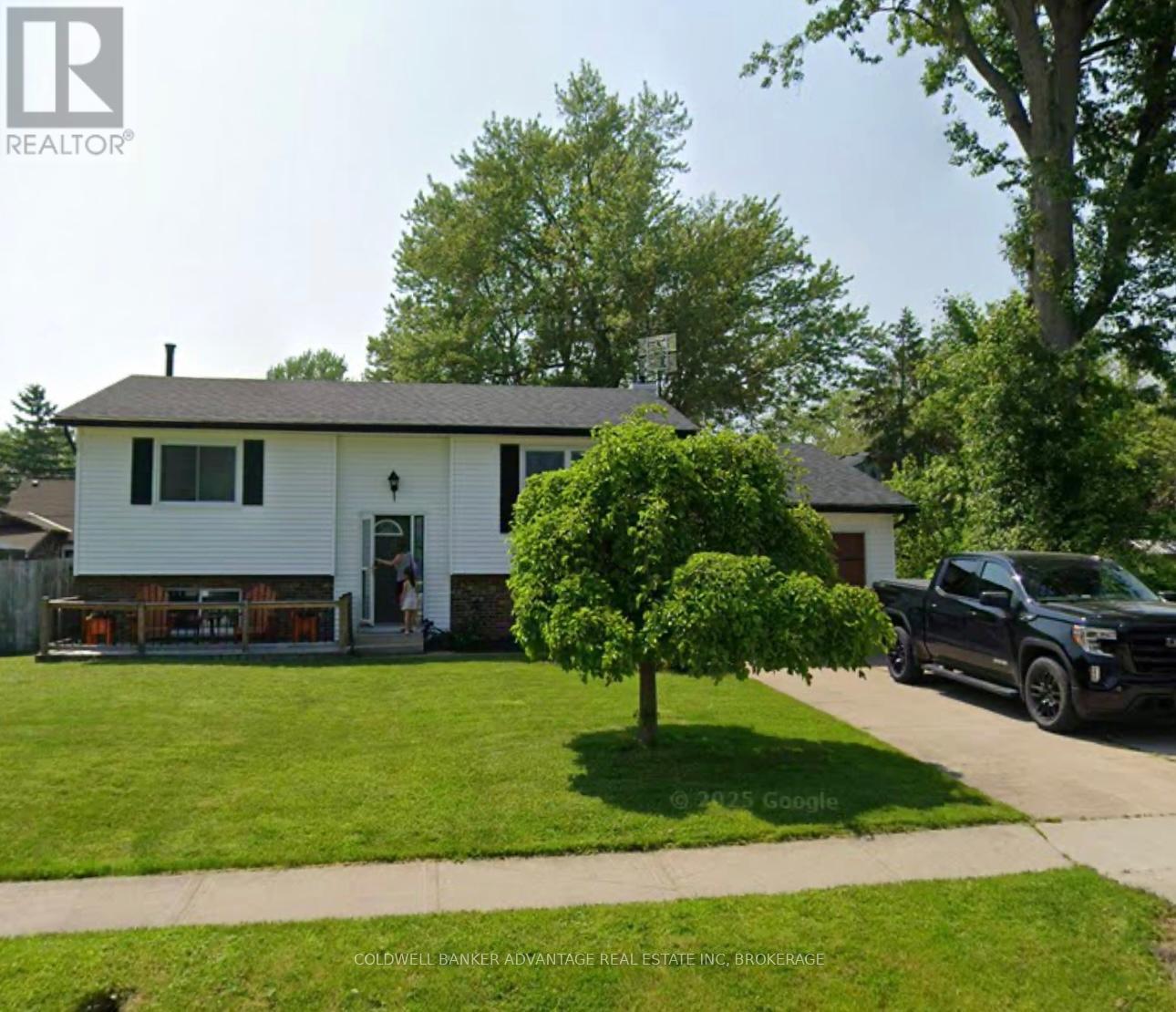697 Ferndale Avenue, Fort Erie (Crescent Park), Ontario  L2A 5C7 - Photo 1 - X12438431