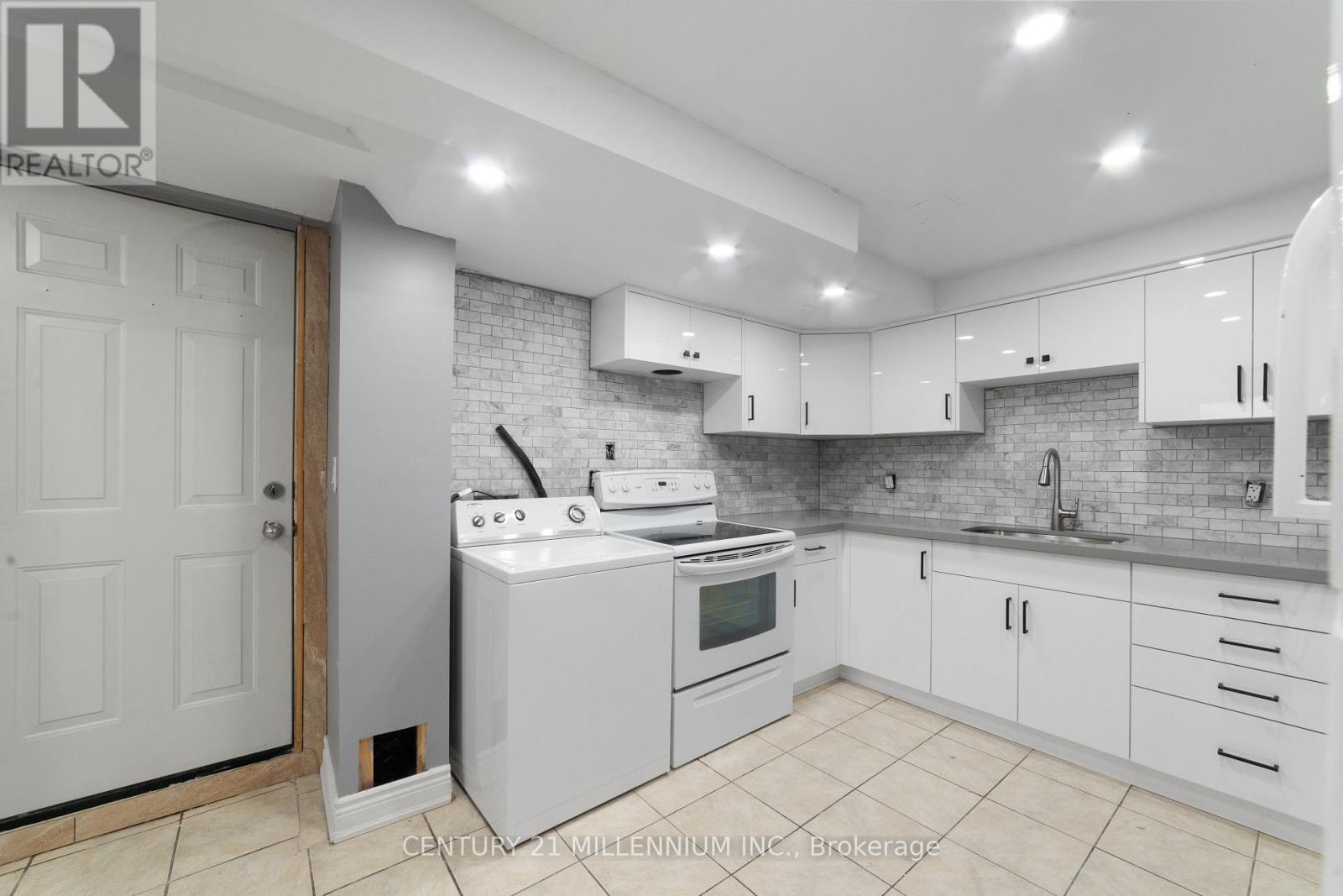 26 Newman Court, Brampton, Ontario  L6S 5T1 - Photo 3 - W12438355