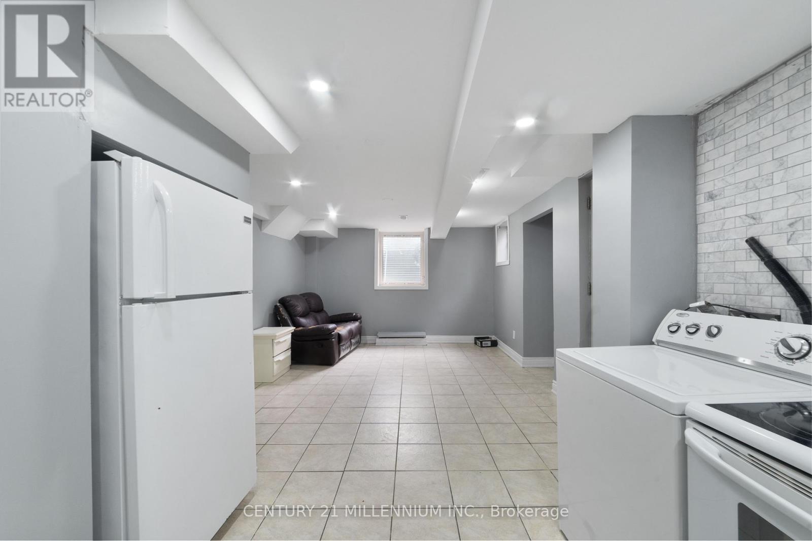 26 Newman Court, Brampton, Ontario  L6S 5T1 - Photo 4 - W12438355