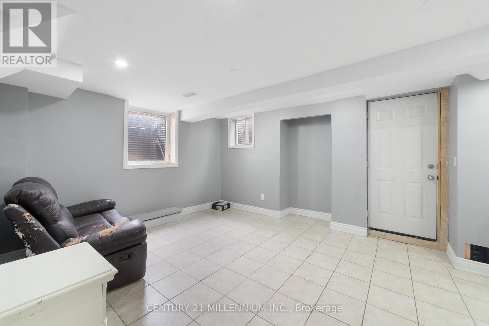 26 Newman Court, Brampton, Ontario  L6S 5T1 - Photo 5 - W12438355