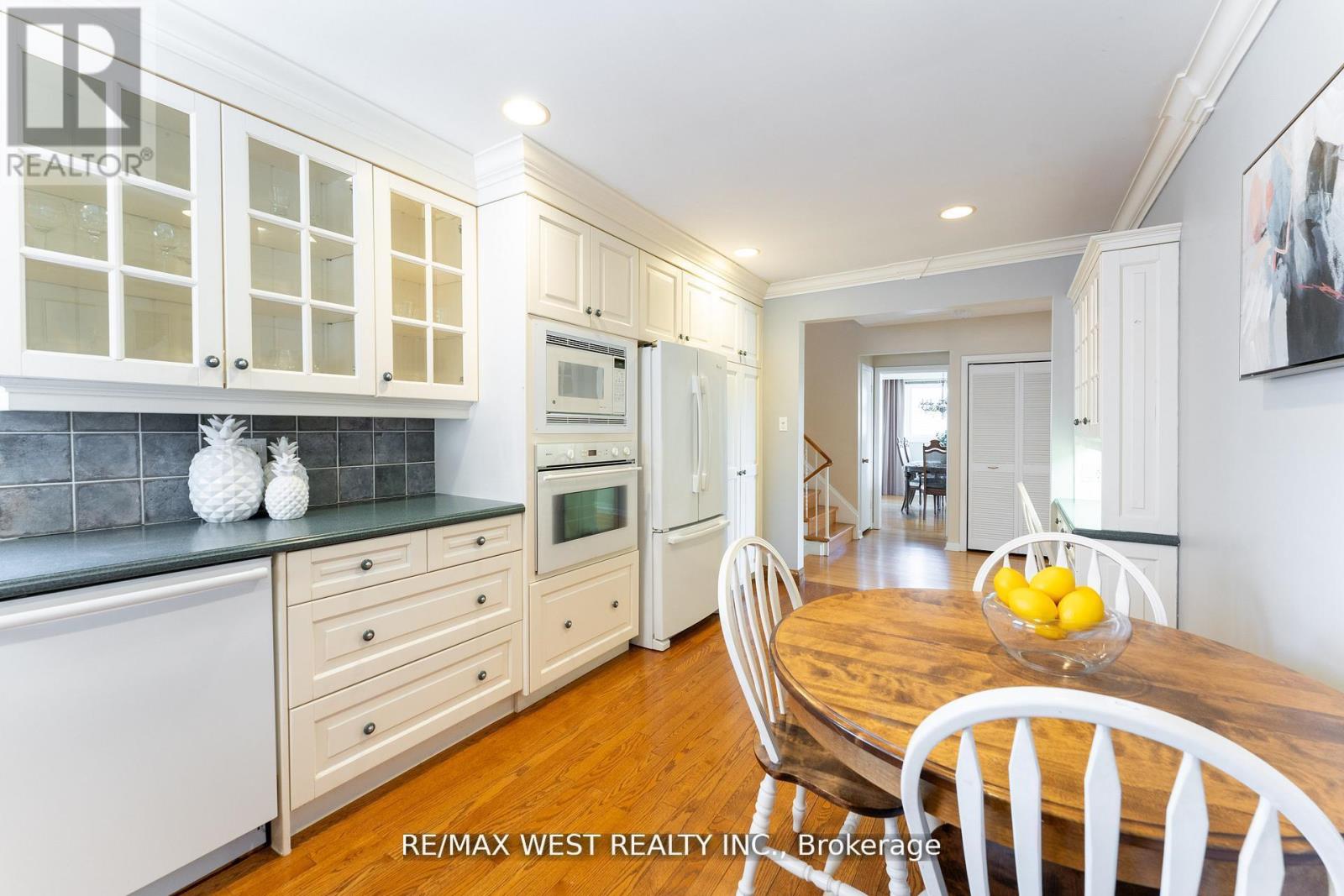 28 Braywin Drive, Toronto, Ontario  M9P 2P1 - Photo 9 - W12438364