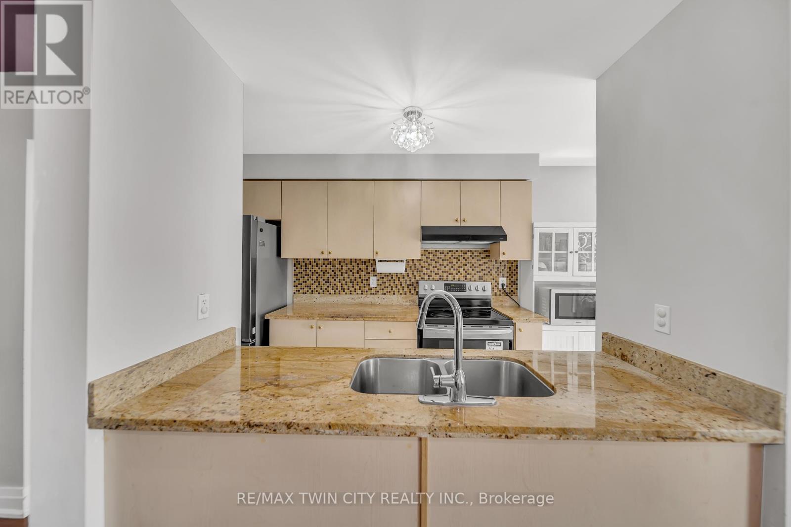 562 Orange Walk Crescent, Mississauga, Ontario  L5R 0A3 - Photo 11 - W12438394