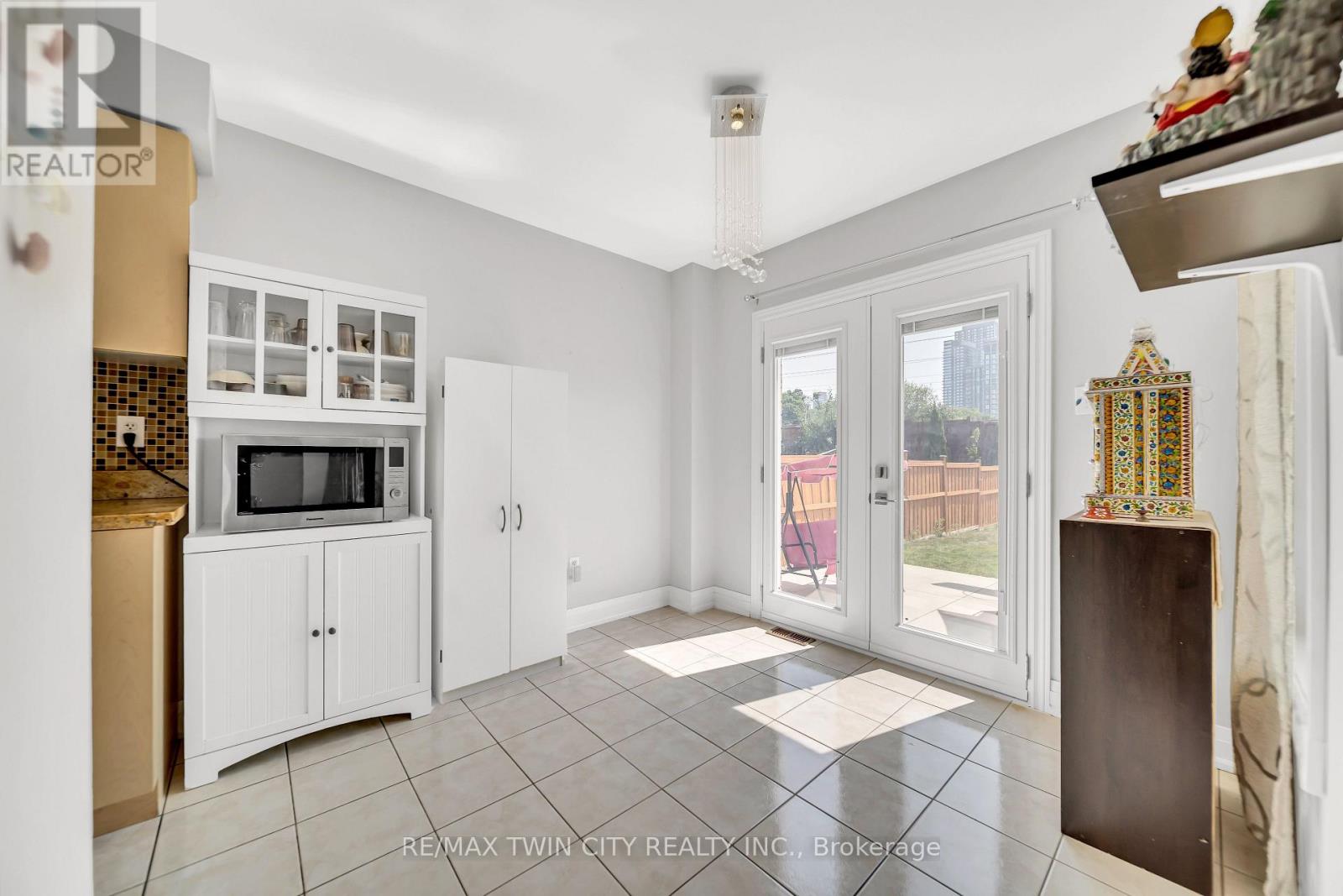 562 Orange Walk Crescent, Mississauga, Ontario  L5R 0A3 - Photo 14 - W12438394