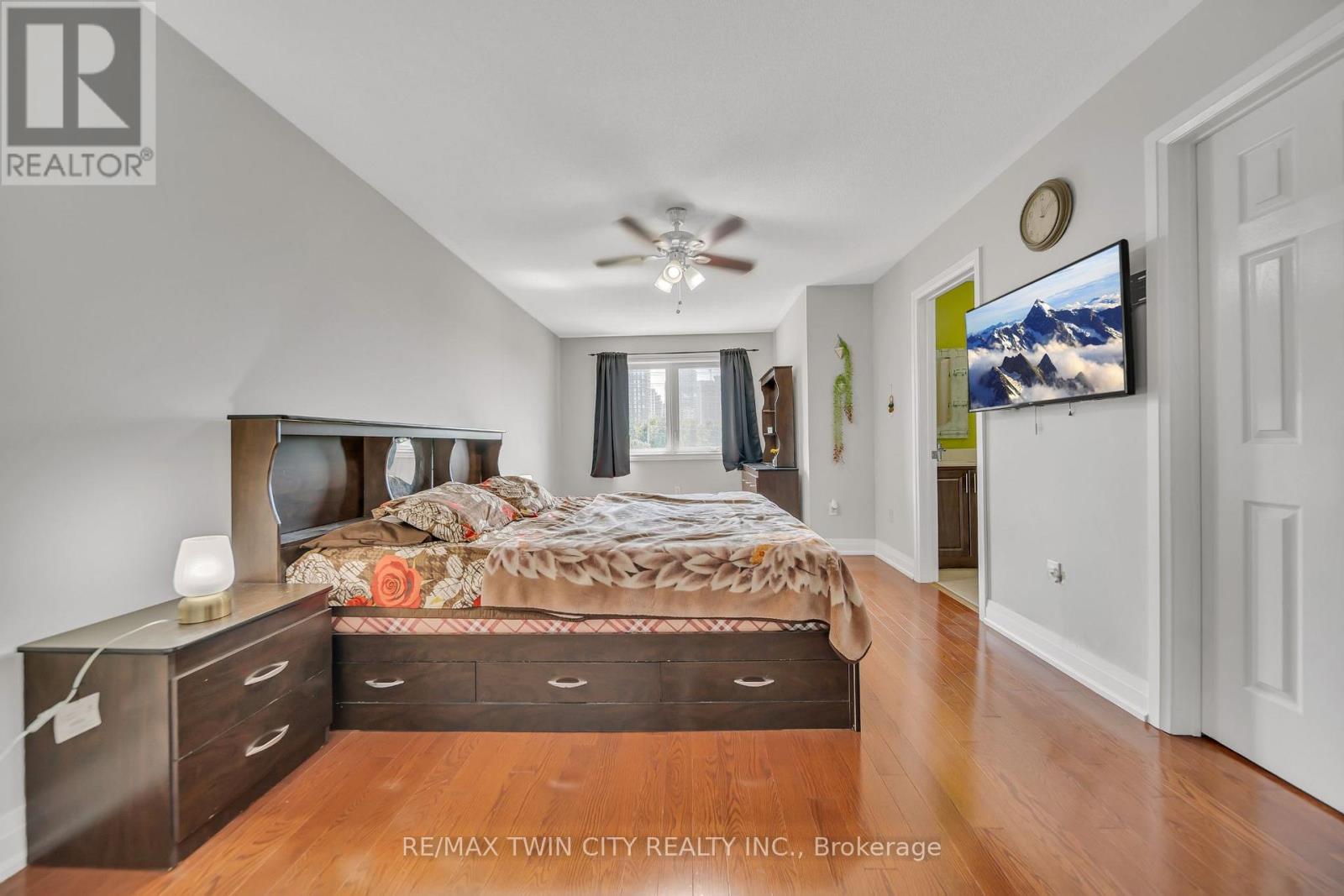 562 Orange Walk Crescent, Mississauga, Ontario  L5R 0A3 - Photo 19 - W12438394