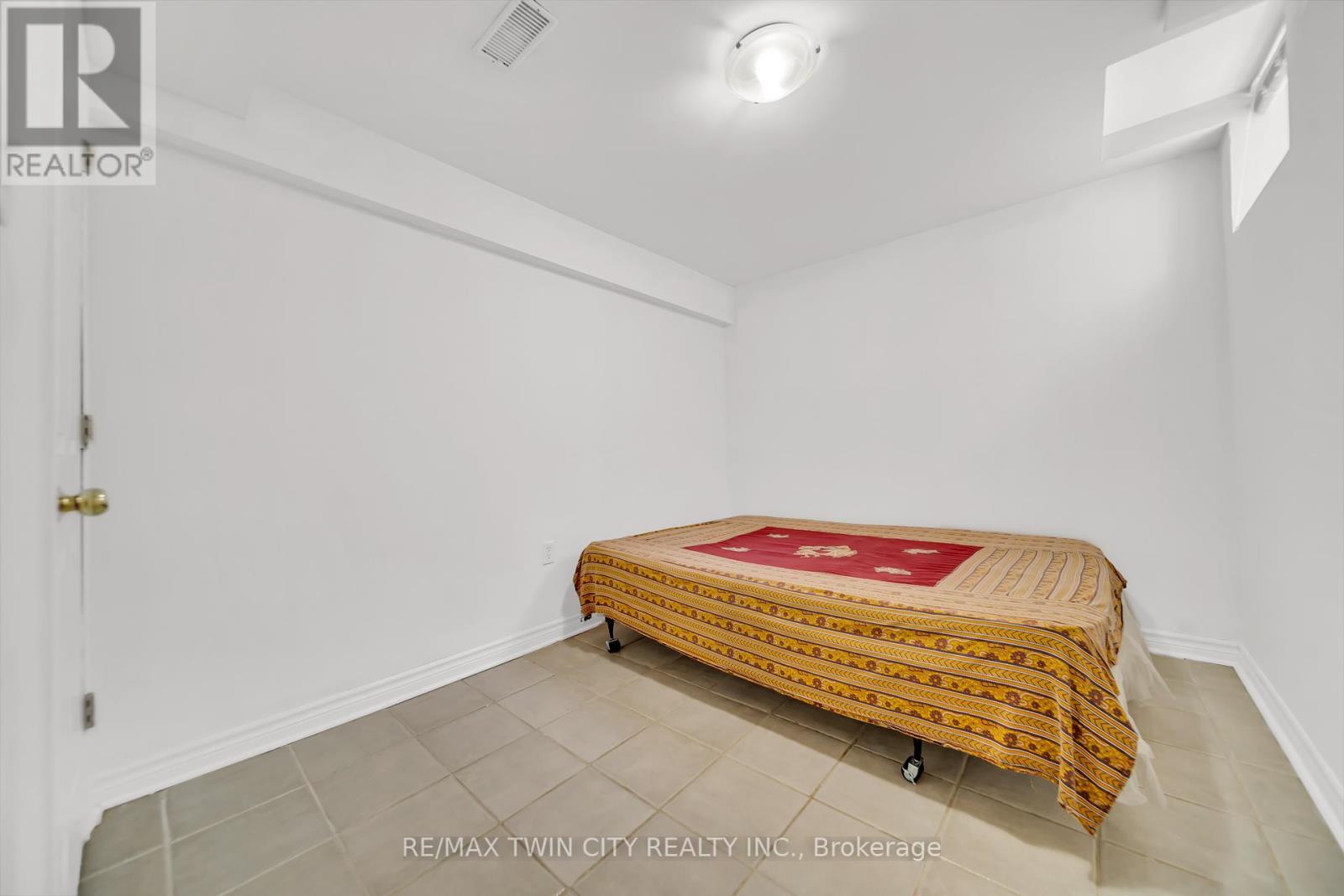 562 Orange Walk Crescent, Mississauga, Ontario  L5R 0A3 - Photo 30 - W12438394