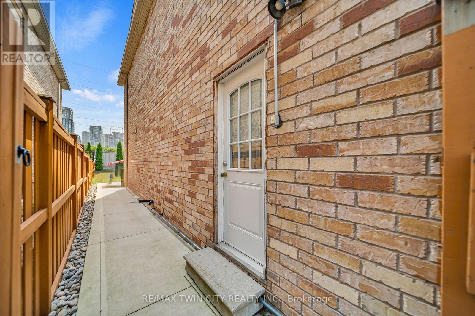 562 Orange Walk Crescent, Mississauga, Ontario  L5R 0A3 - Photo 33 - W12438394