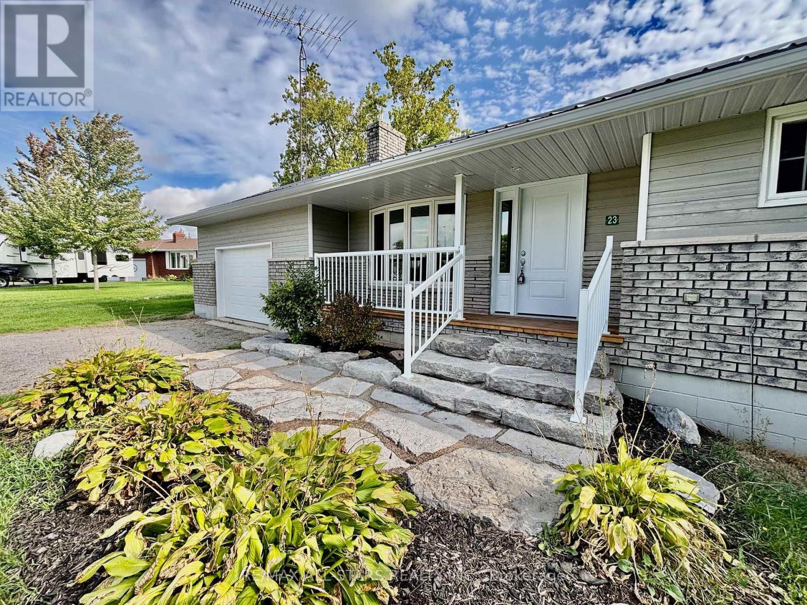 23 Bruce Street, Kawartha Lakes, Ontario  K0M 2M0 - Photo 2 - X12438368