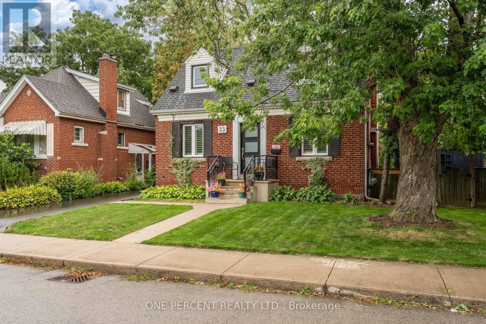 33 East 12th Street, Hamilton, Ontario  L9A 3X2 - Photo 2 - X12438383