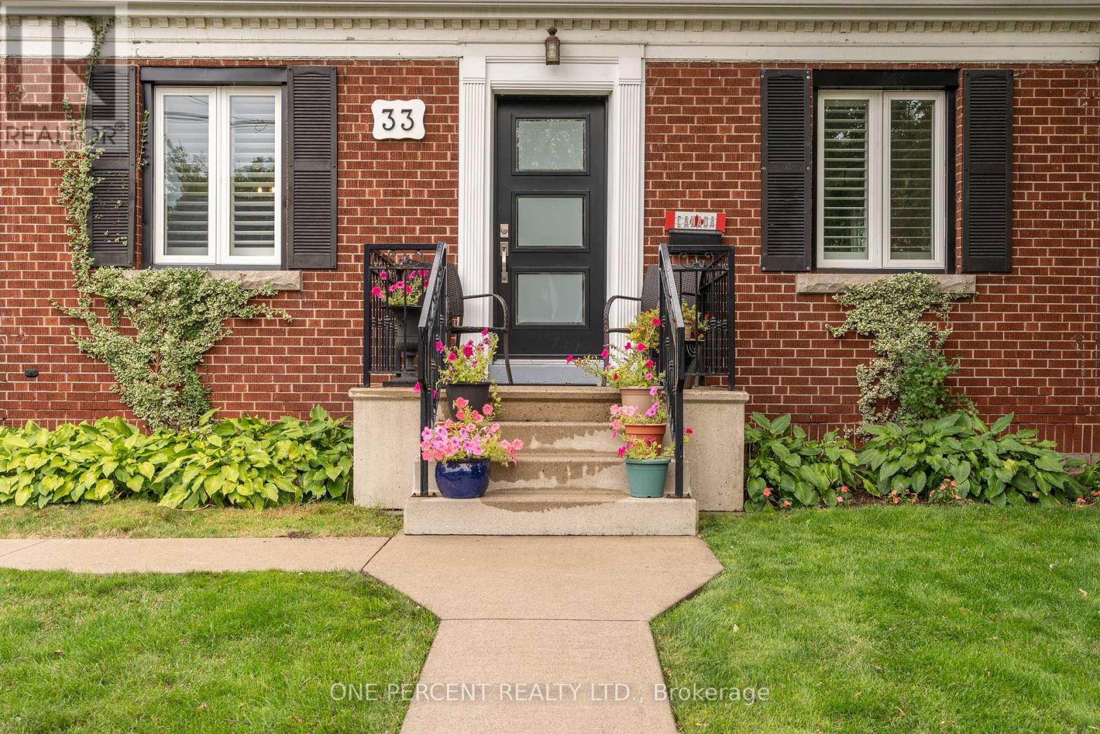 33 East 12th Street, Hamilton, Ontario  L9A 3X2 - Photo 3 - X12438383