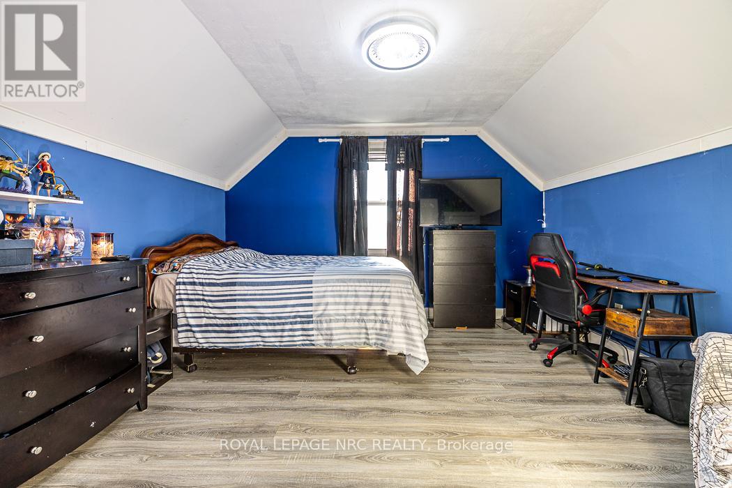 14 Oakwood Avenue, St. Catharines, Ontario  L2P 1L1 - Photo 10 - X12438410