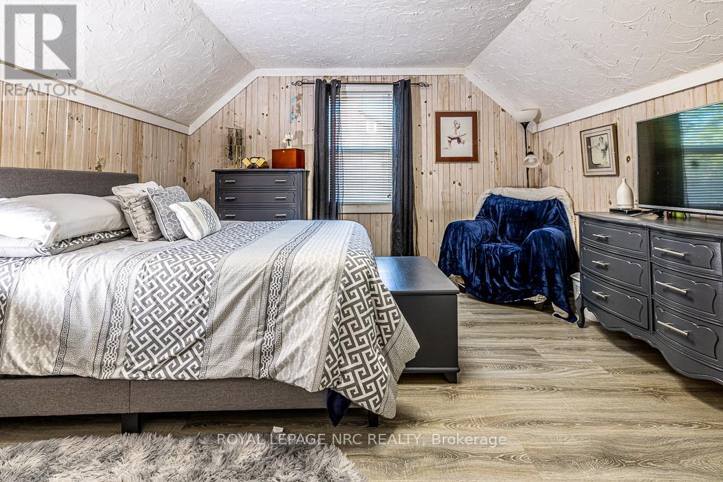 14 Oakwood Avenue, St. Catharines, Ontario  L2P 1L1 - Photo 11 - X12438410