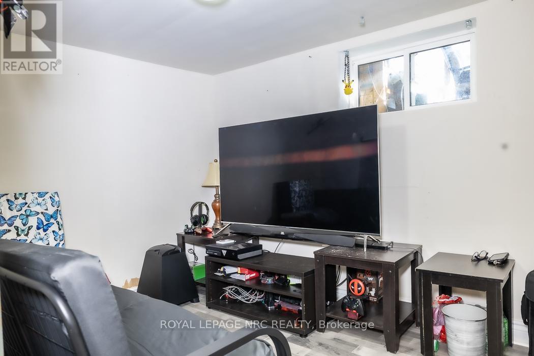 14 Oakwood Avenue, St. Catharines, Ontario  L2P 1L1 - Photo 14 - X12438410