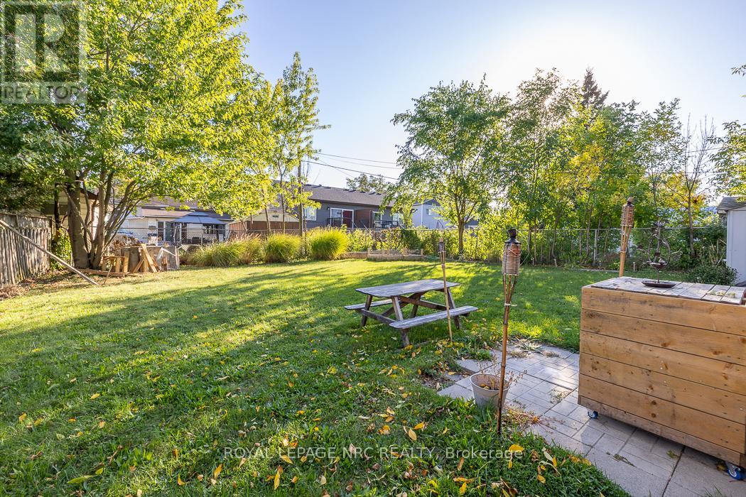 14 Oakwood Avenue, St. Catharines, Ontario  L2P 1L1 - Photo 22 - X12438410