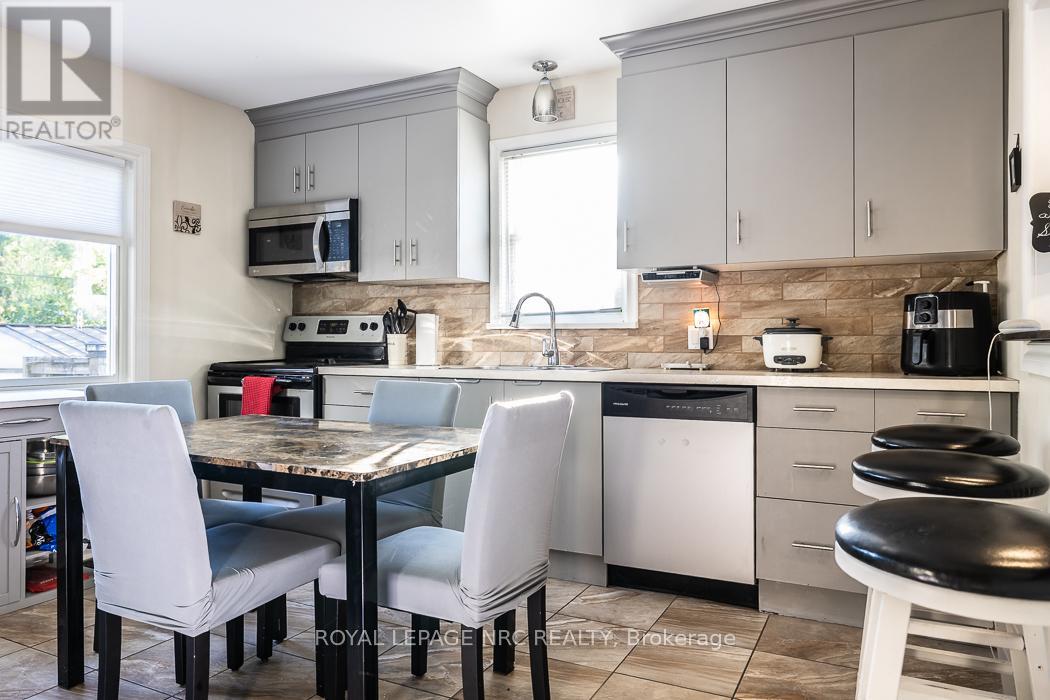 14 Oakwood Avenue, St. Catharines, Ontario  L2P 1L1 - Photo 4 - X12438410