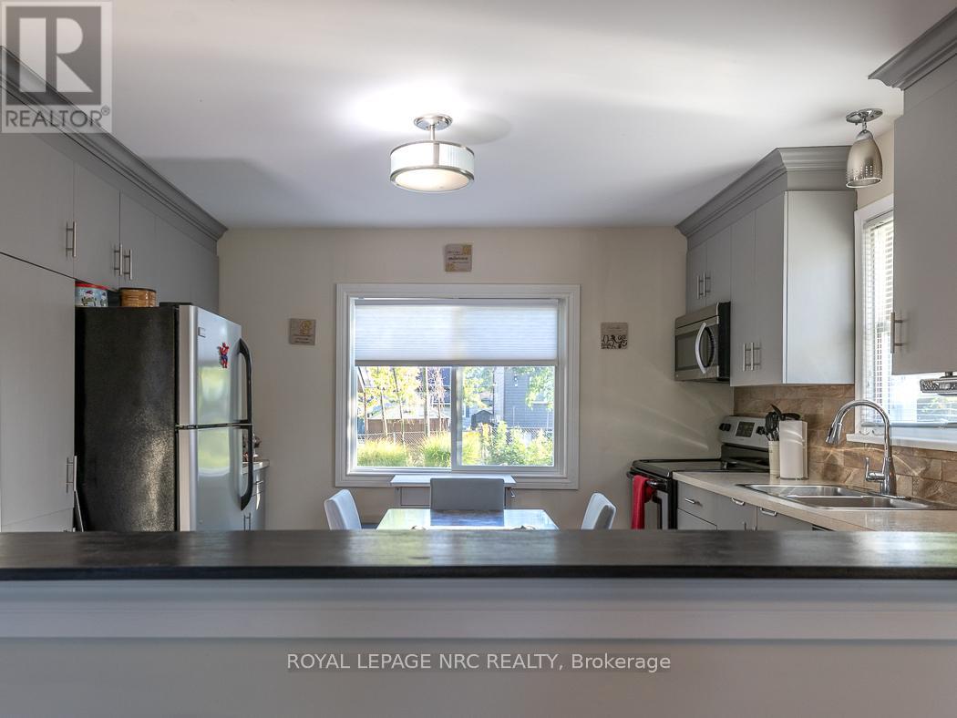 14 Oakwood Avenue, St. Catharines, Ontario  L2P 1L1 - Photo 6 - X12438410