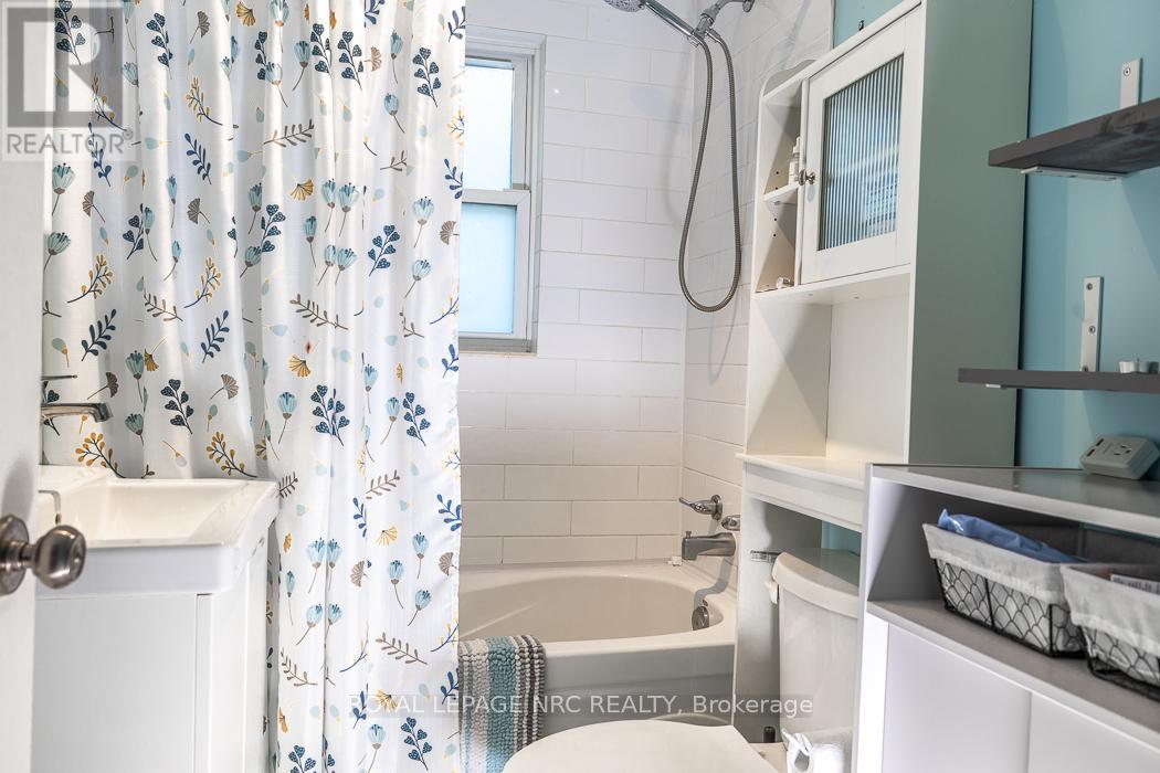 14 Oakwood Avenue, St. Catharines, Ontario  L2P 1L1 - Photo 9 - X12438410