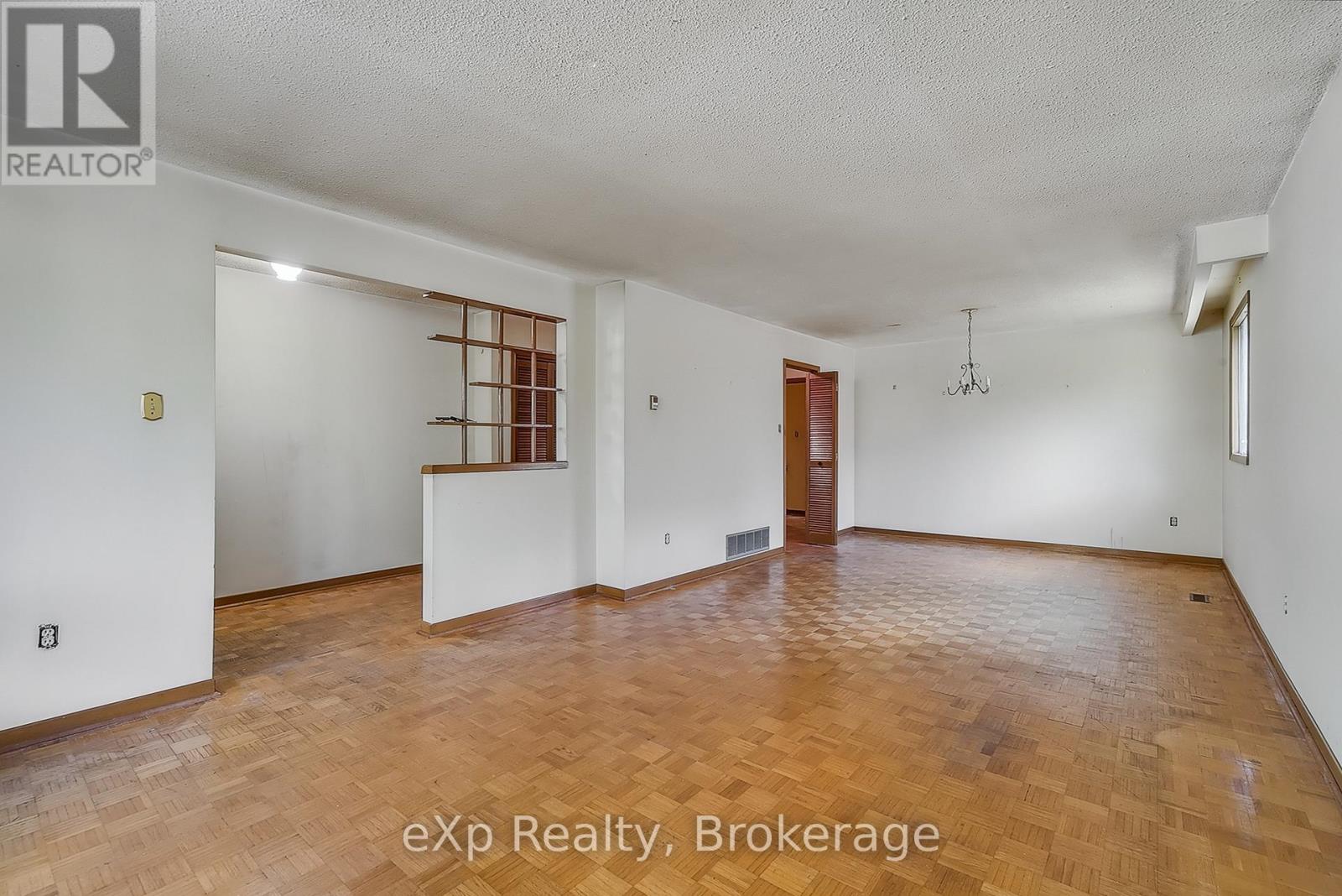 2632 Birch Crescent, Mississauga, Ontario  L5J 4H1 - Photo 4 - W12438499