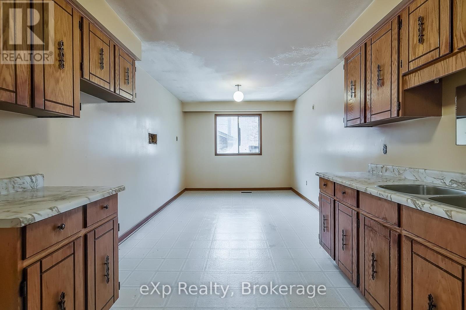 2632 Birch Crescent, Mississauga, Ontario  L5J 4H1 - Photo 5 - W12438499