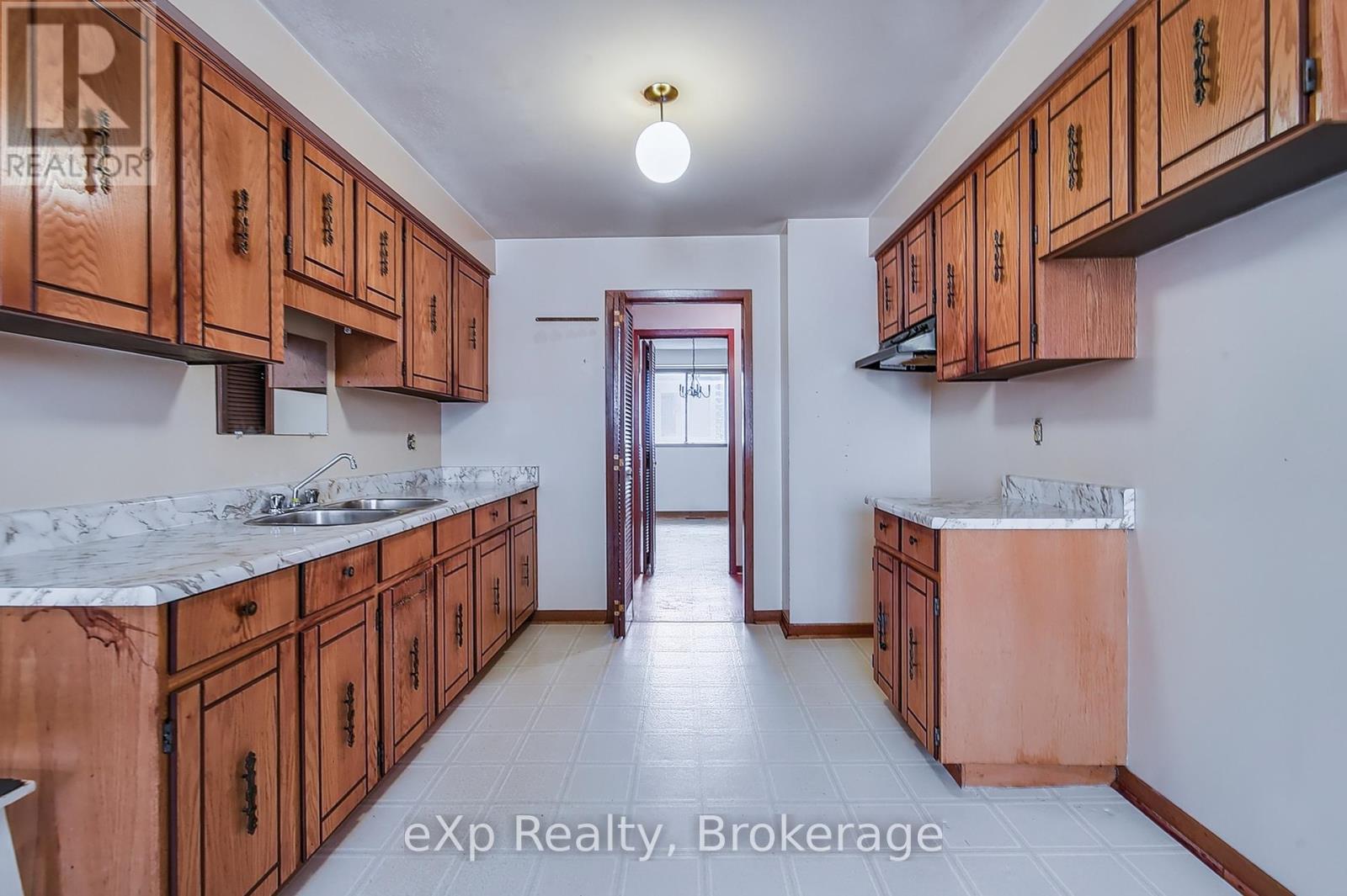 2632 Birch Crescent, Mississauga, Ontario  L5J 4H1 - Photo 6 - W12438499