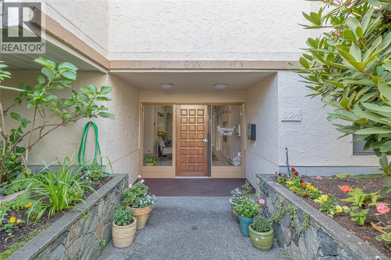 401 924 Cook St, Victoria, British Columbia V8Z 3Z3 - Photo 2 - 1015501