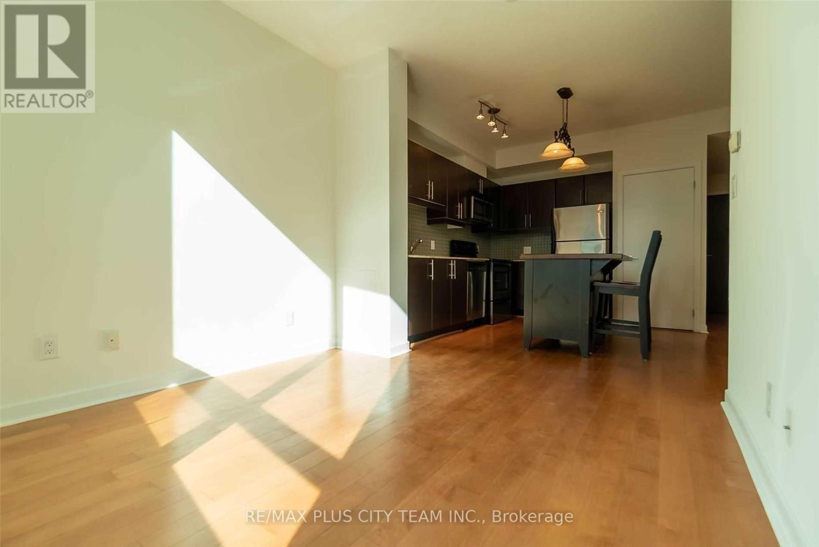 307 - 18 Harbour Street, Toronto, Ontario  M5J 2Z6 - Photo 2 - C12438471