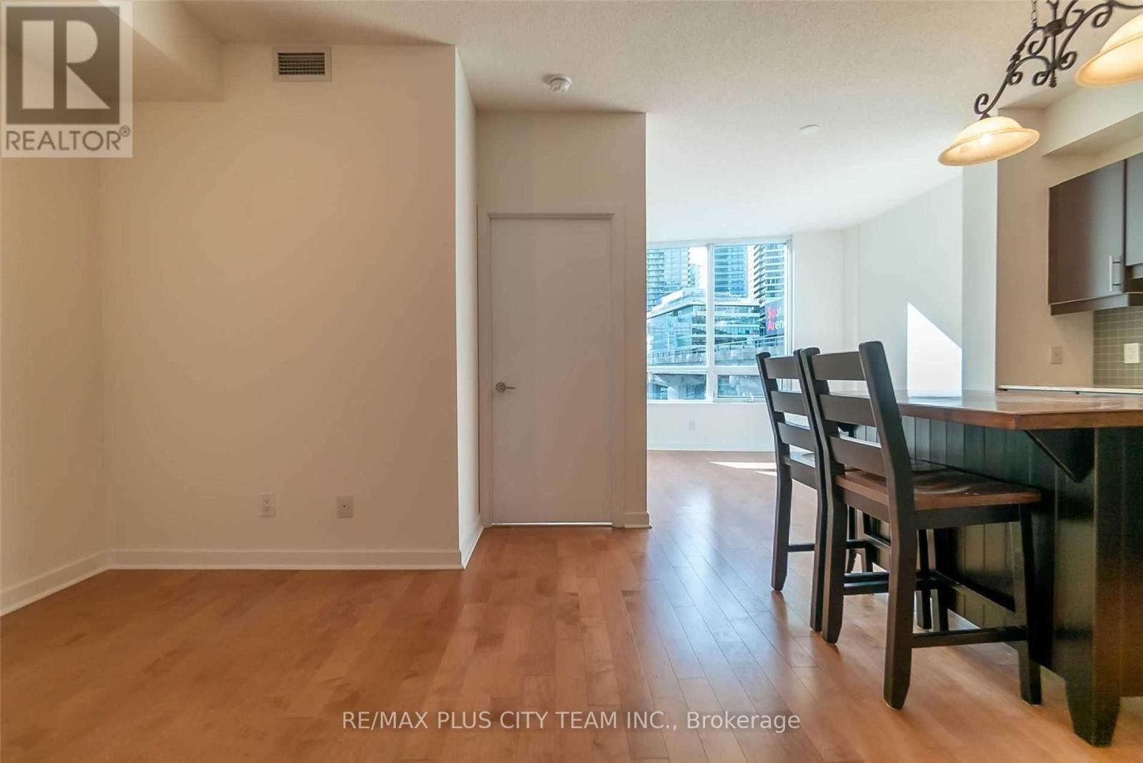 307 - 18 Harbour Street, Toronto, Ontario  M5J 2Z6 - Photo 4 - C12438471
