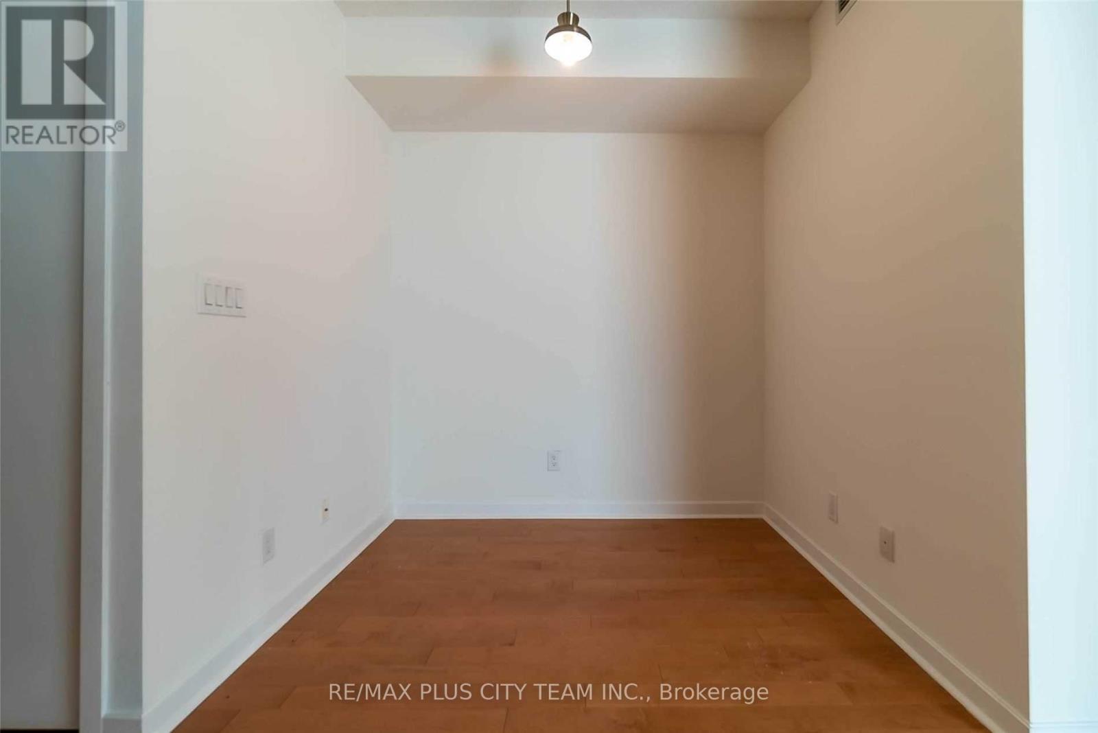 307 - 18 Harbour Street, Toronto, Ontario  M5J 2Z6 - Photo 5 - C12438471