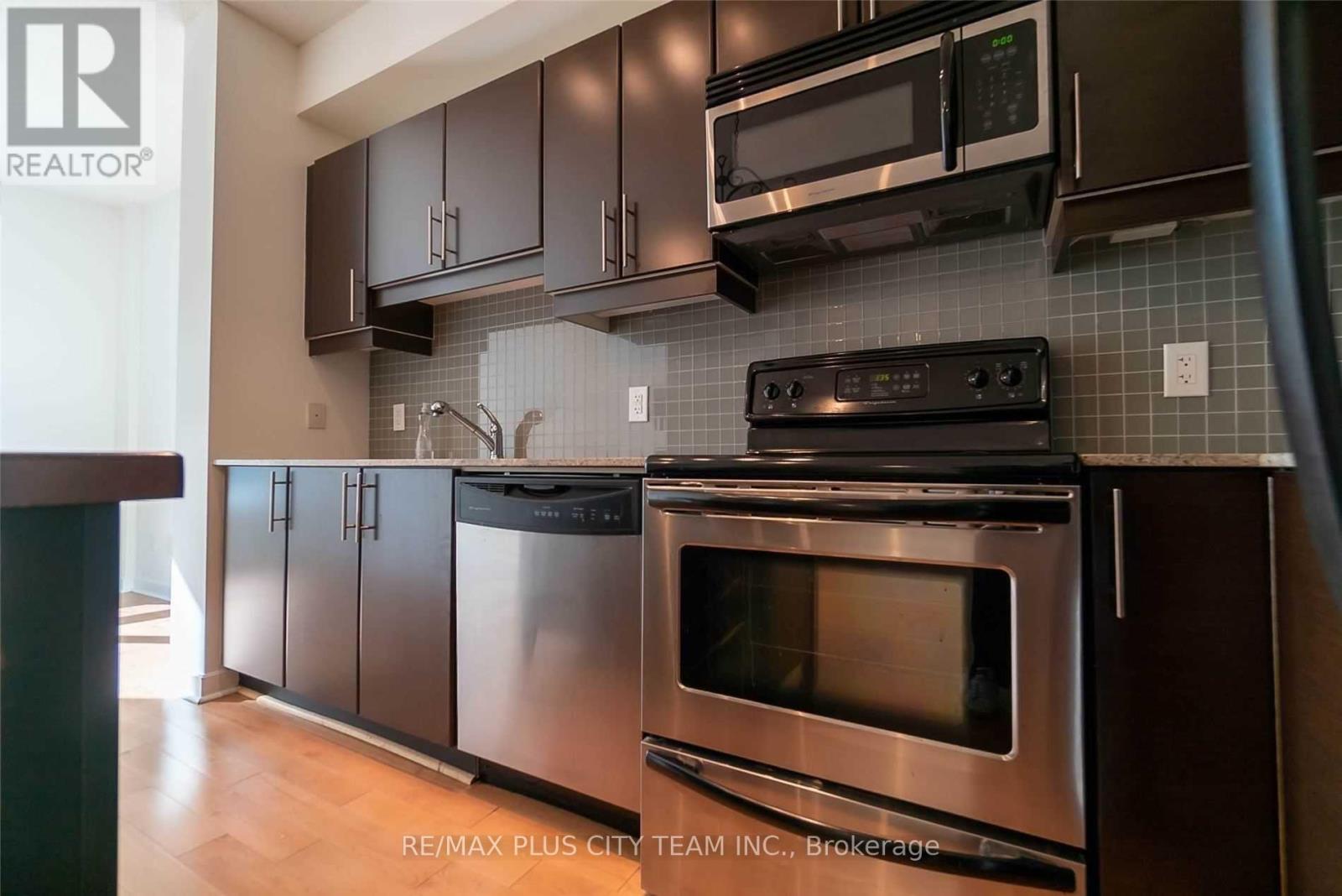 307 - 18 Harbour Street, Toronto, Ontario  M5J 2Z6 - Photo 9 - C12438471