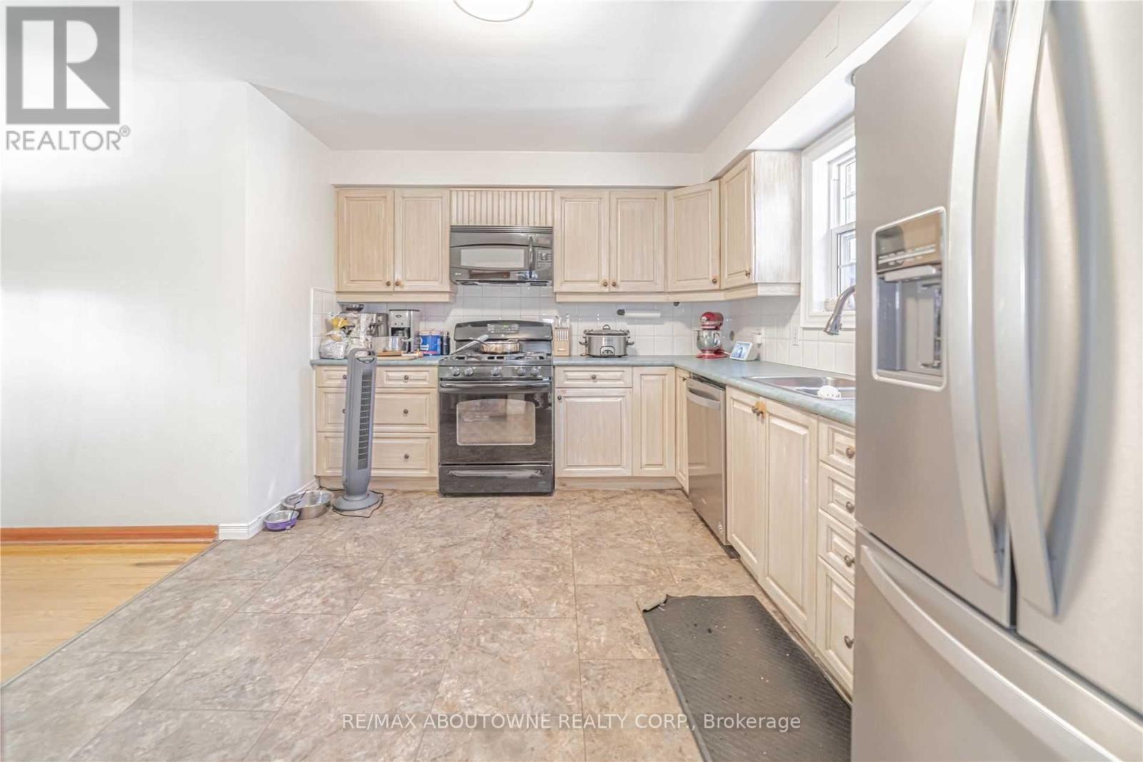 120 Northview Avenue, Whitby, Ontario  L1N 2G7 - Photo 4 - E12438436