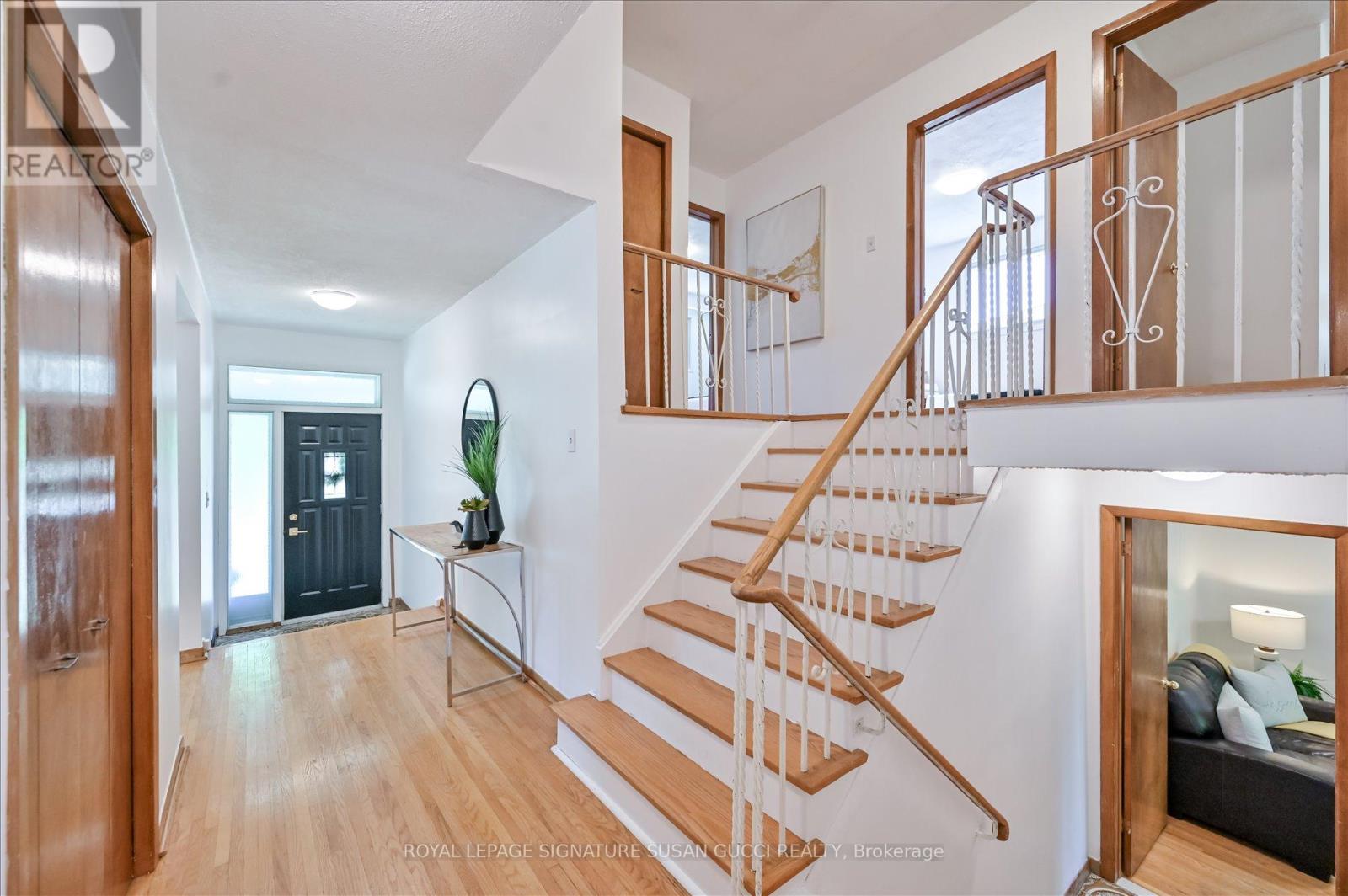16 Munford Crescent, Toronto, Ontario  M4B 1C1 - Photo 5 - E12438560